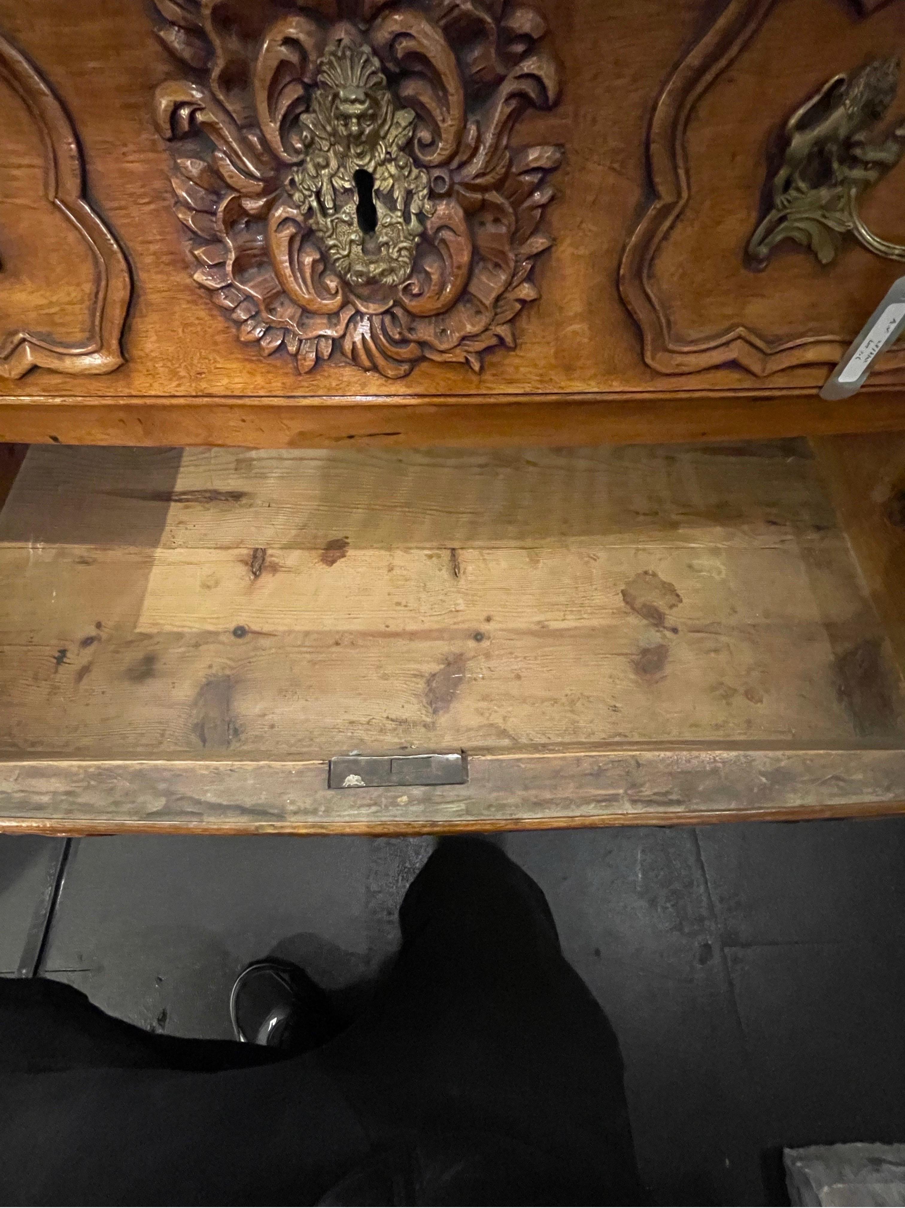 Stupefacente commodo a bombe in noce intagliato di epoca Luigi XV, Francia, metà del XVIII secolo in vendita 1