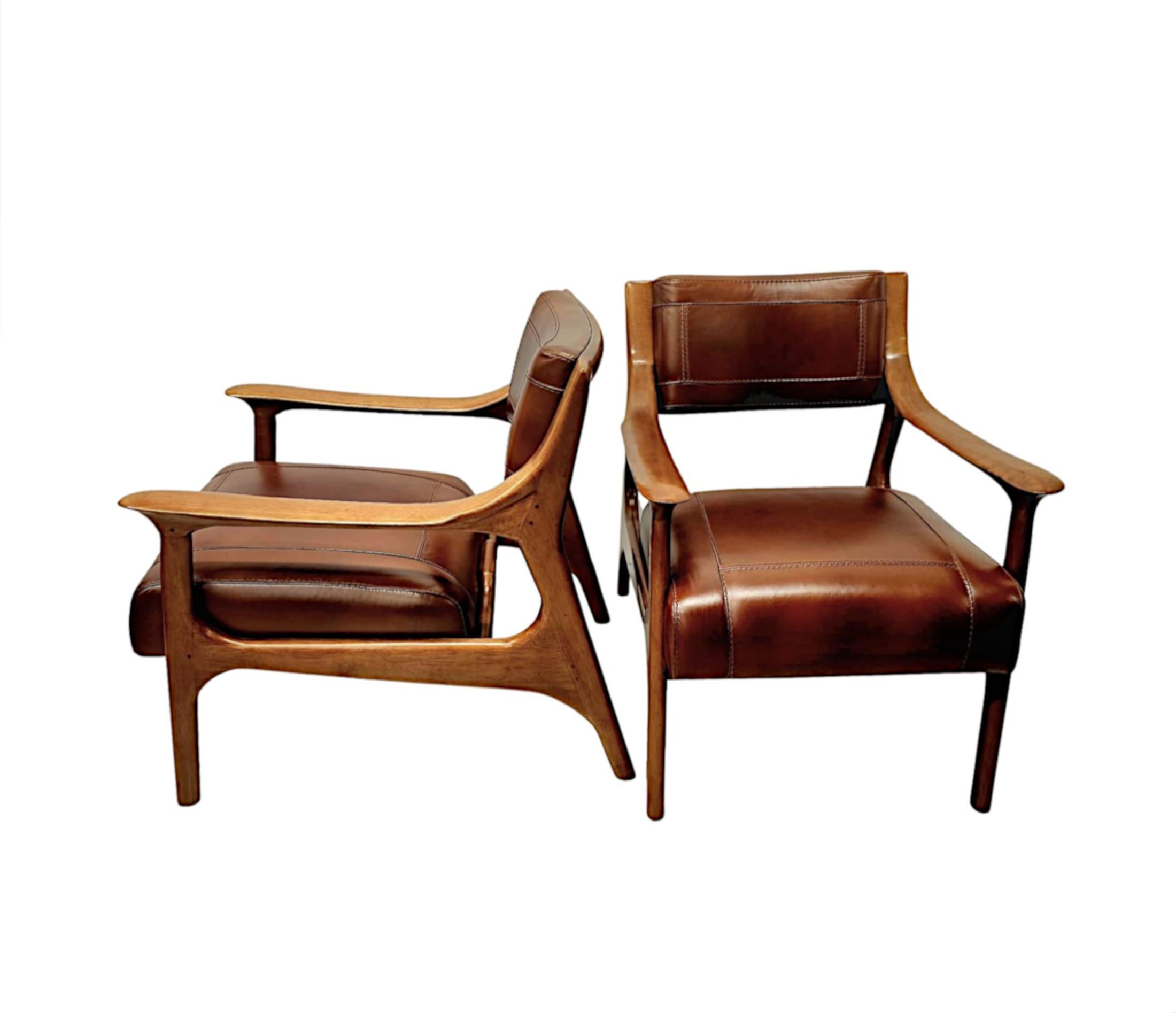 Francese Una splendida poltrona in pelle e ciliegio dal design di metà secolo in vendita