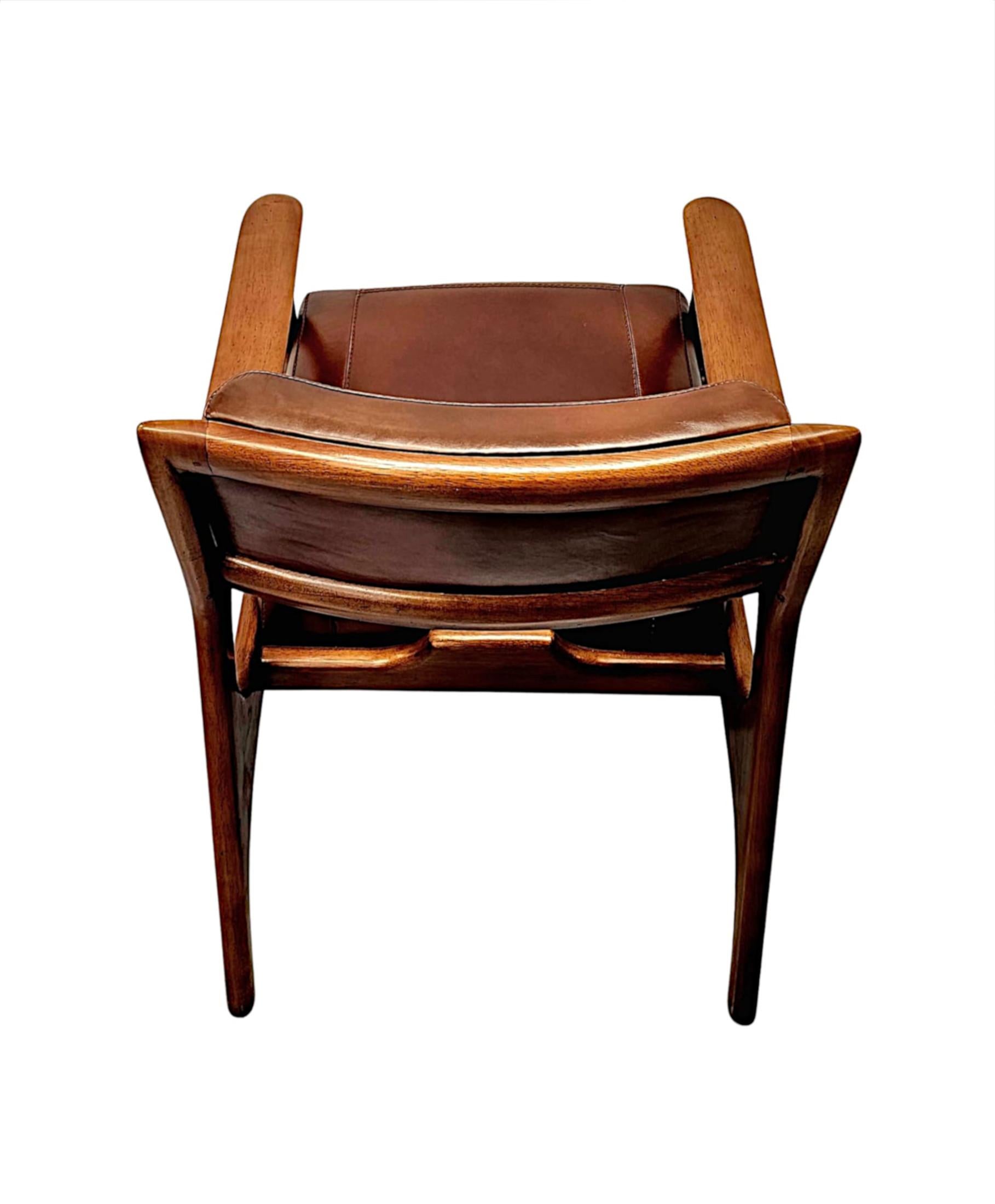 XXI secolo e contemporaneo Una splendida poltrona in pelle e ciliegio dal design di metà secolo in vendita