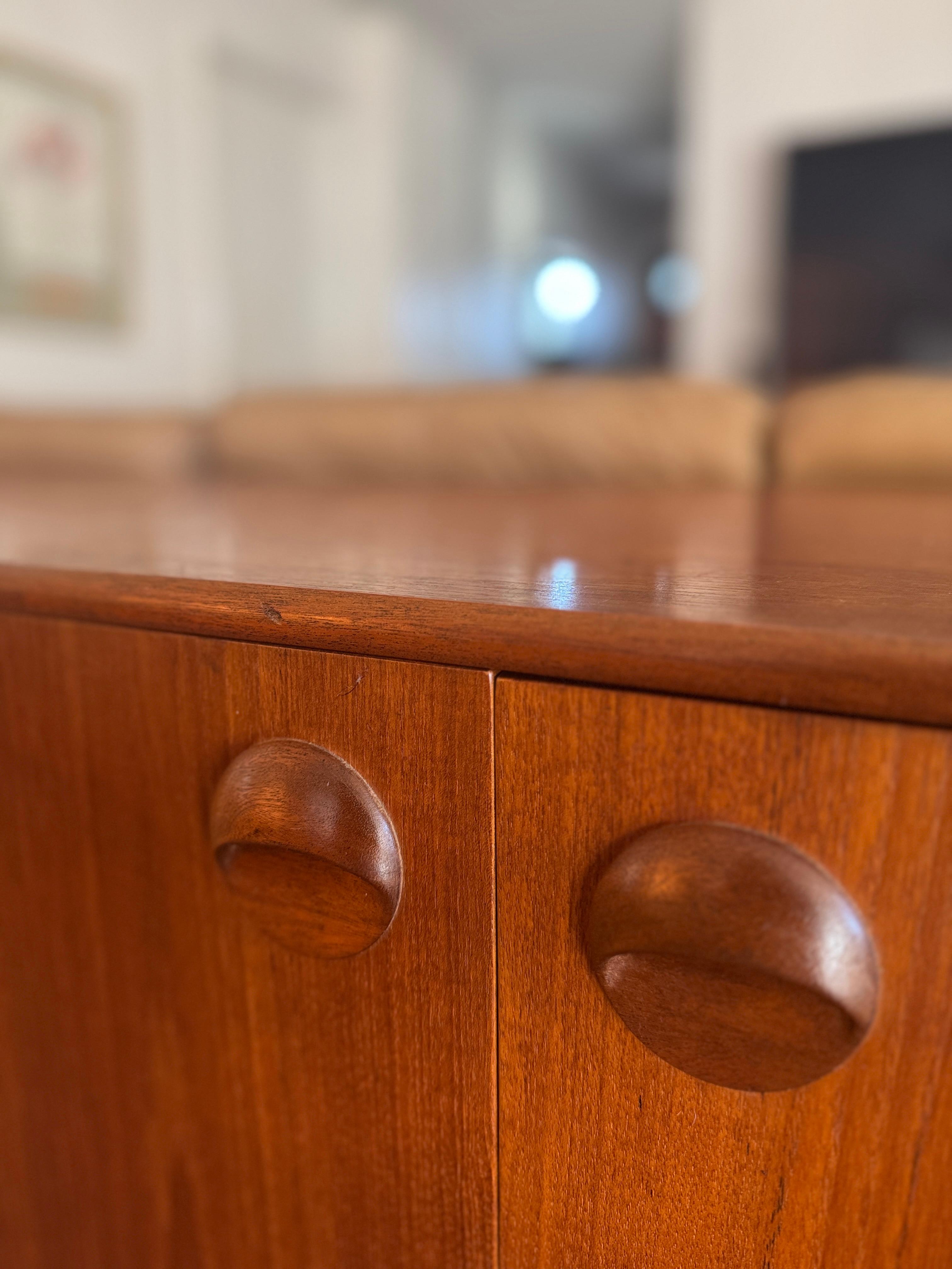 A stunning mid century modern sideboard by Scottish furniture maker McIntosh For Sale 6