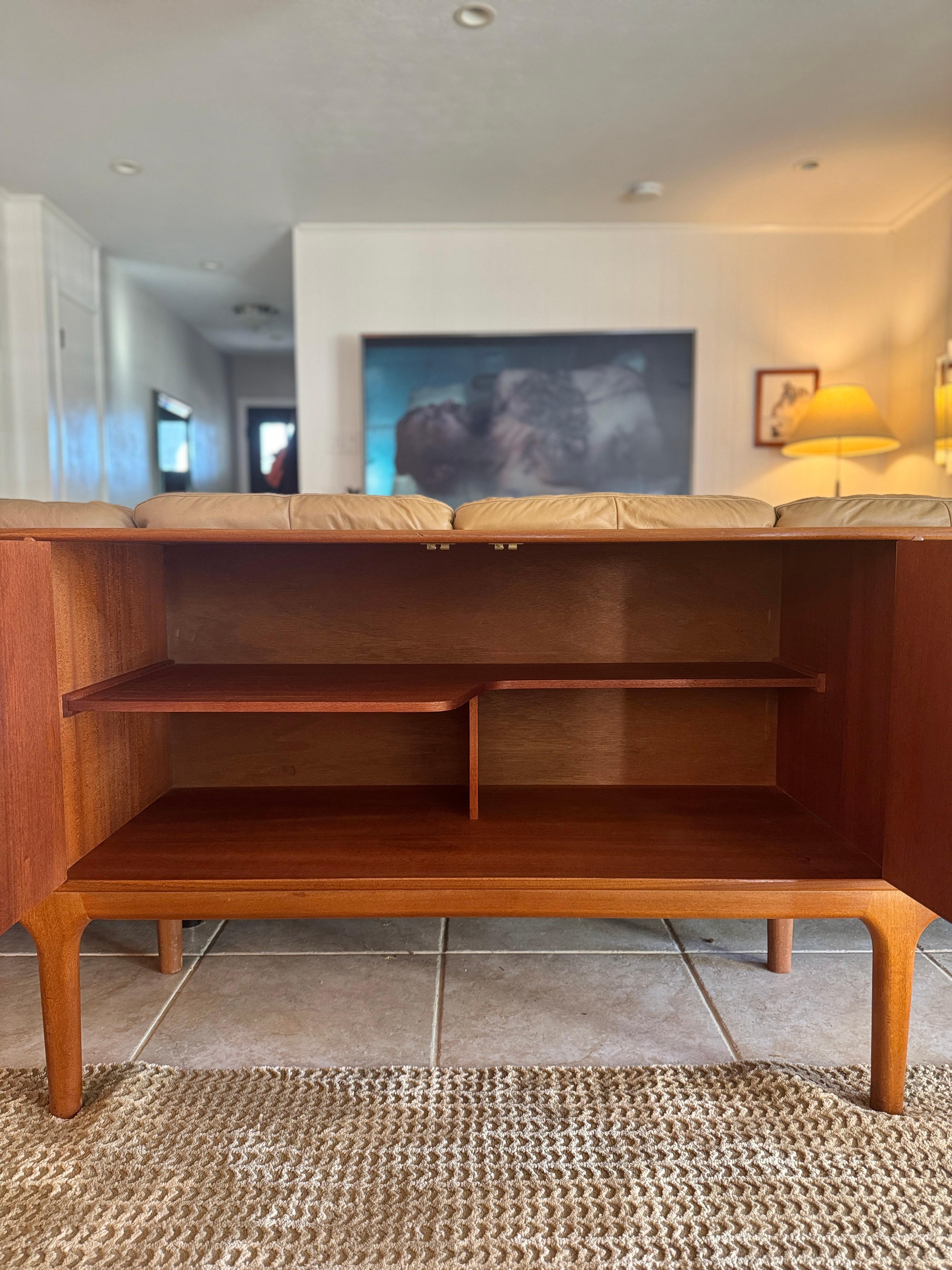 A stunning mid century modern sideboard by Scottish furniture maker McIntosh In Good Condition For Sale In Houston, TX