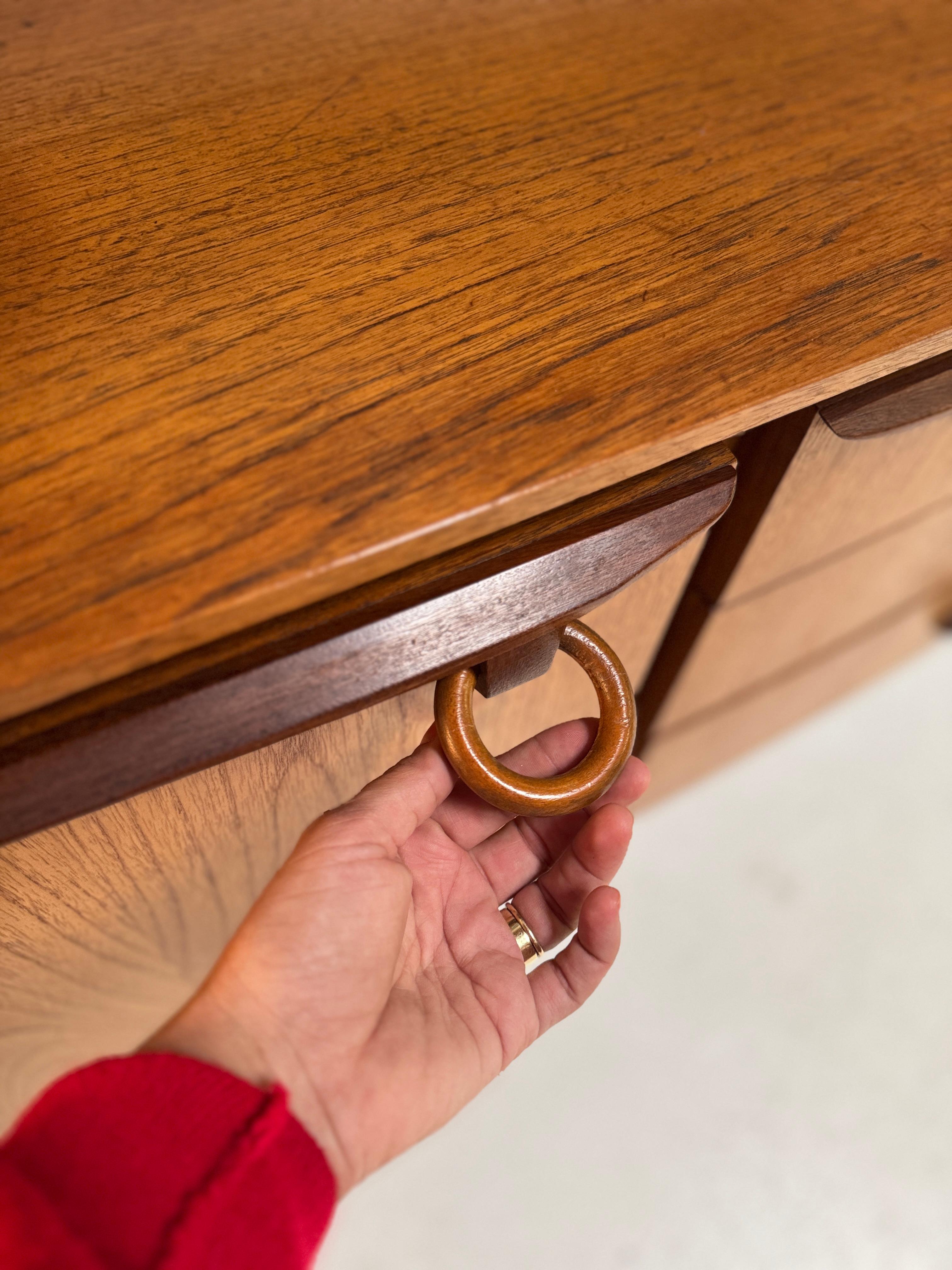 Atemberaubendes Sideboard aus Teakholz von Beautility aus der Mitte des Jahrhunderts, ca. 1960er Jahre im Angebot 4