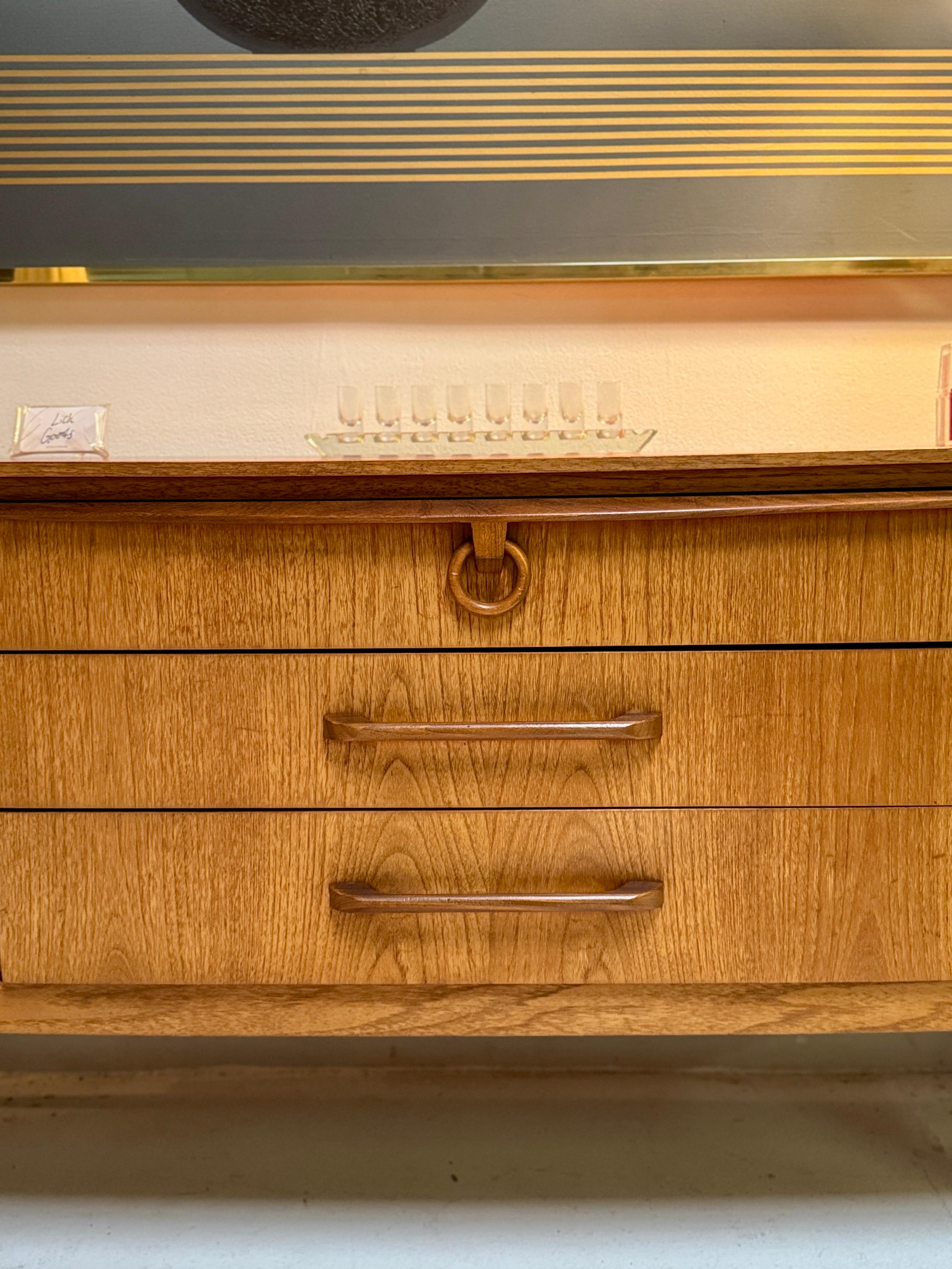 Atemberaubendes Sideboard aus Teakholz von Beautility aus der Mitte des Jahrhunderts, ca. 1960er Jahre im Zustand „Gut“ im Angebot in Houston, TX