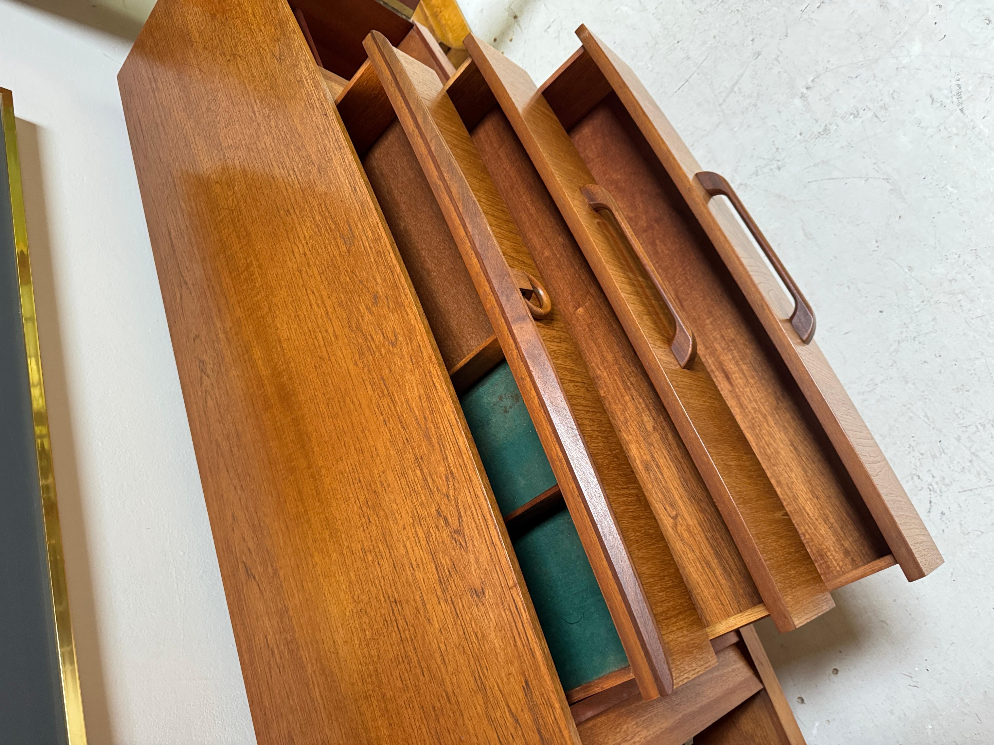 Atemberaubendes Sideboard aus Teakholz von Beautility aus der Mitte des Jahrhunderts, ca. 1960er Jahre im Angebot 2