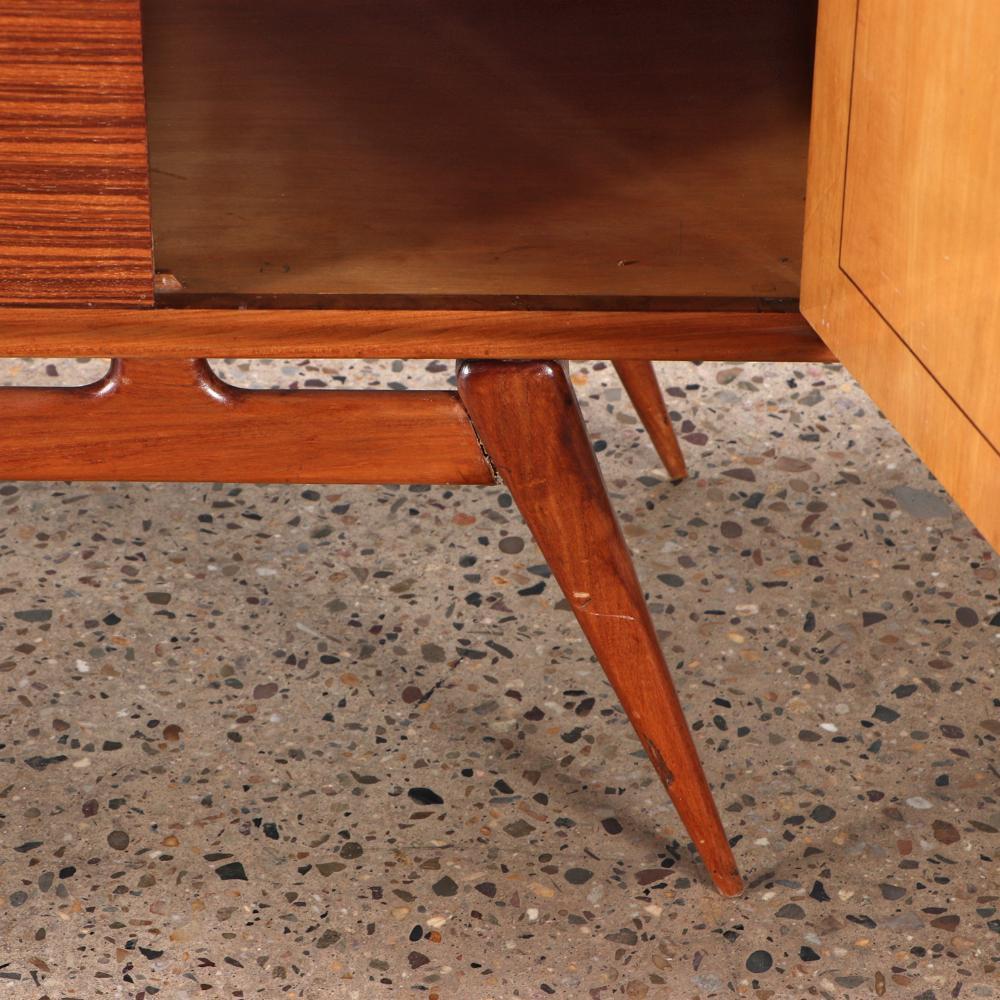 Mid-Century moderno Una splendida credenza in legno zebrato del Mid Century Modern, A.I.C. 1950. in vendita