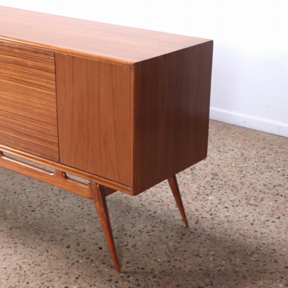 Sudamericano Una splendida credenza in legno zebrato del Mid Century Modern, A.I.C. 1950. in vendita
