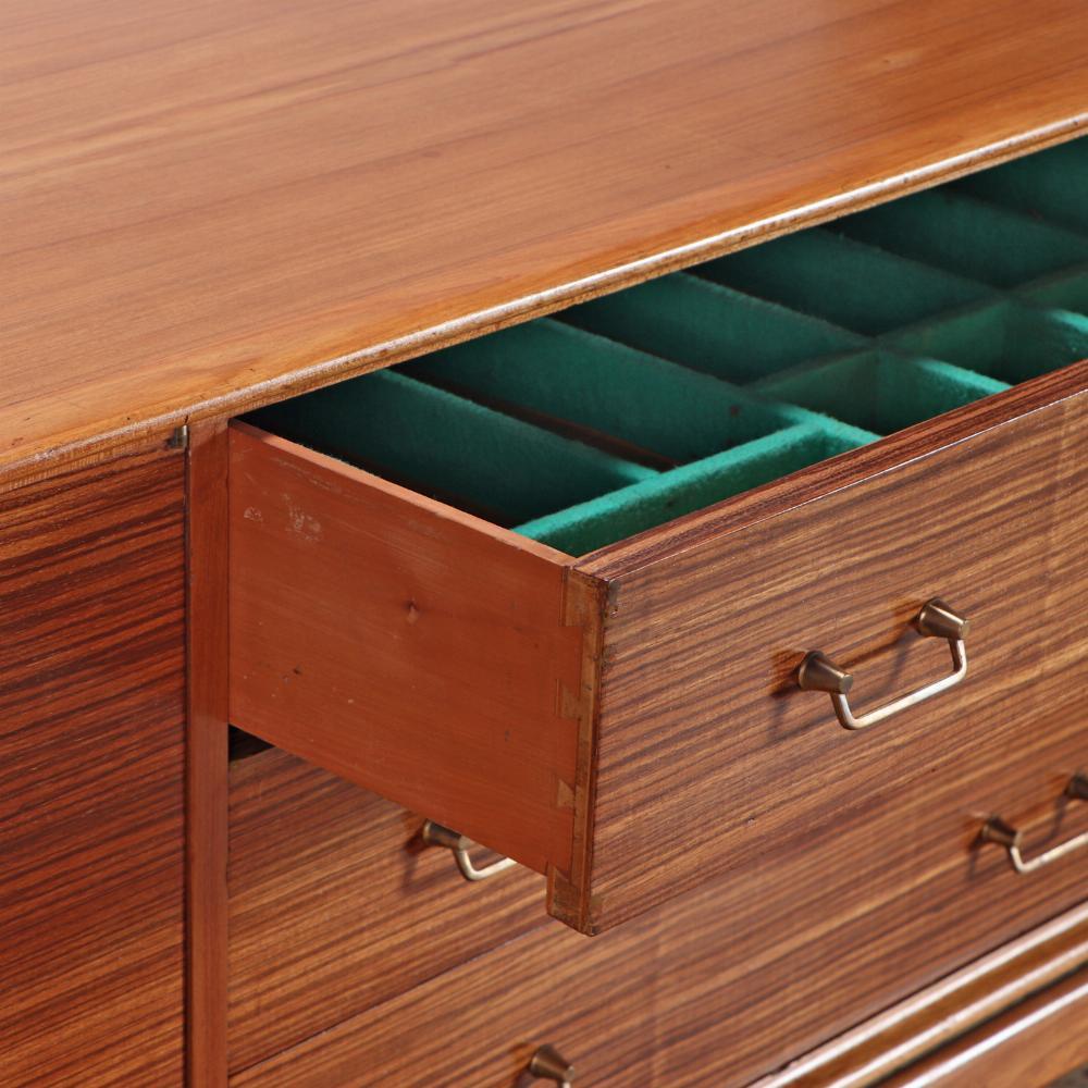 Una splendida credenza in legno zebrato del Mid Century Modern, A.I.C. 1950. In condizioni buone in vendita a Philadelphia, PA