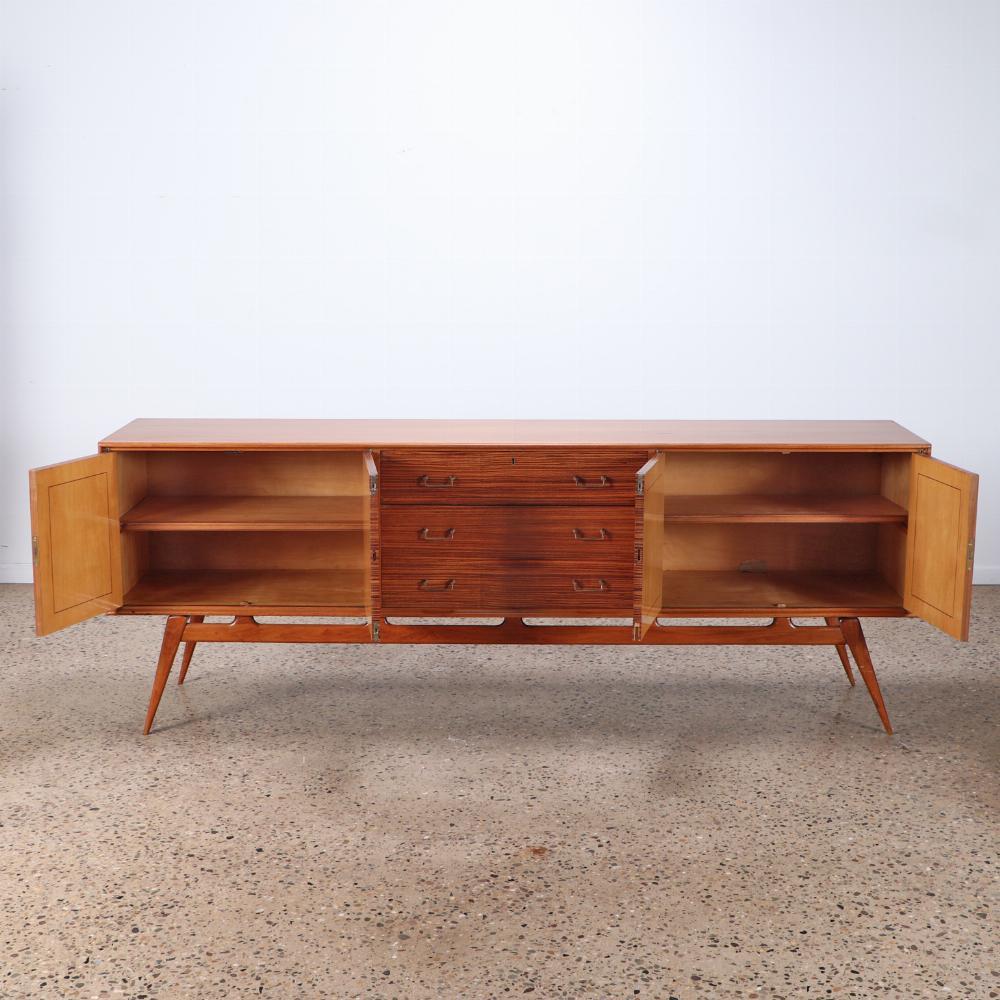 XX secolo Una splendida credenza in legno zebrato del Mid Century Modern, A.I.C. 1950. in vendita