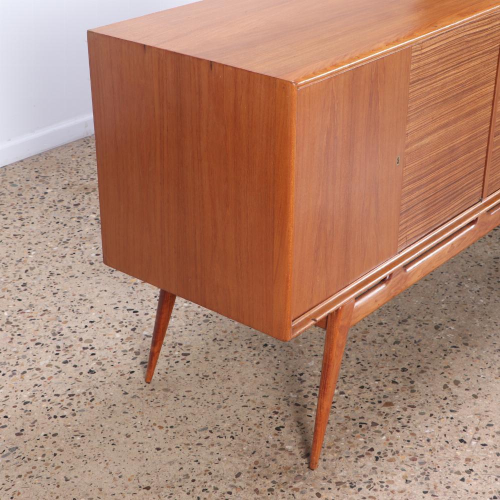 Zebrano Una splendida credenza in legno zebrato del Mid Century Modern, A.I.C. 1950. in vendita