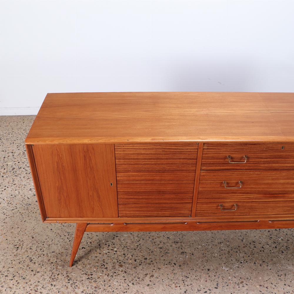 Una splendida credenza in legno zebrato del Mid Century Modern, A.I.C. 1950. in vendita 1