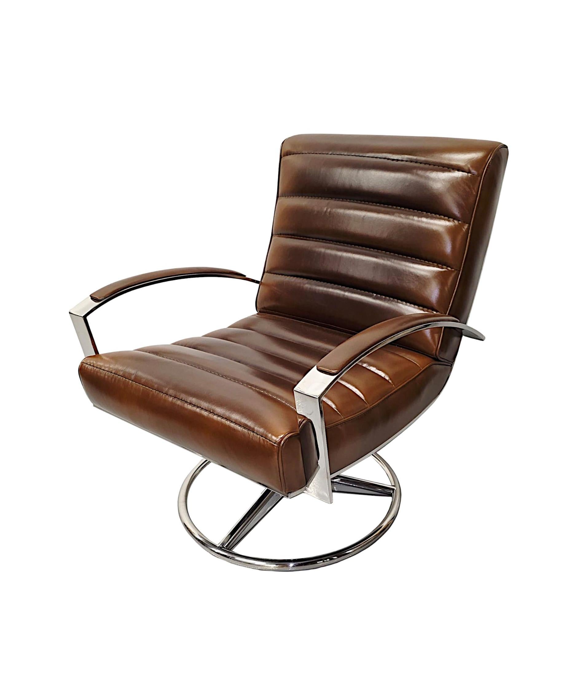 Ein atemberaubender Drehsessel im Mid-Century-Stil aus Leder und Chrom von außergewöhnlicher Qualität und wunderschön gepolstert in elegantem braunem Leder mit innovativen horizontalen Nähten und paspeliertem Rand.  Die fabelhaften, geschwungenen