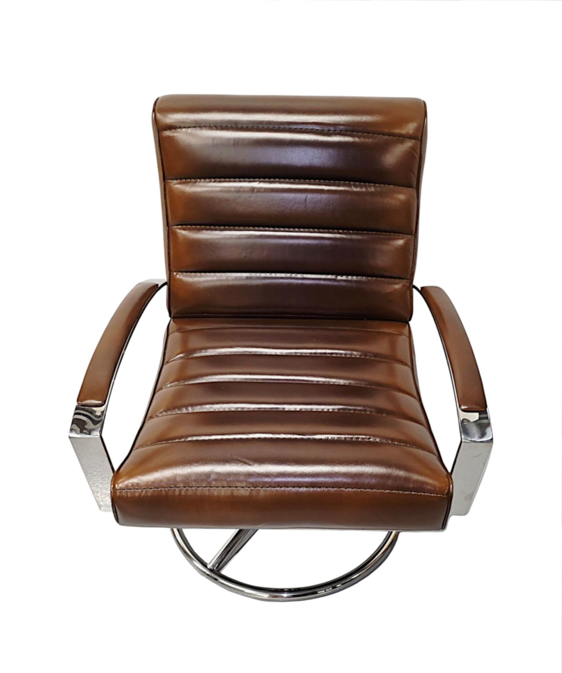 Atemberaubender sich drehbarer Sessel aus Leder und Chrom im Mid-Century-Stil (Moderne der Mitte des Jahrhunderts) im Angebot