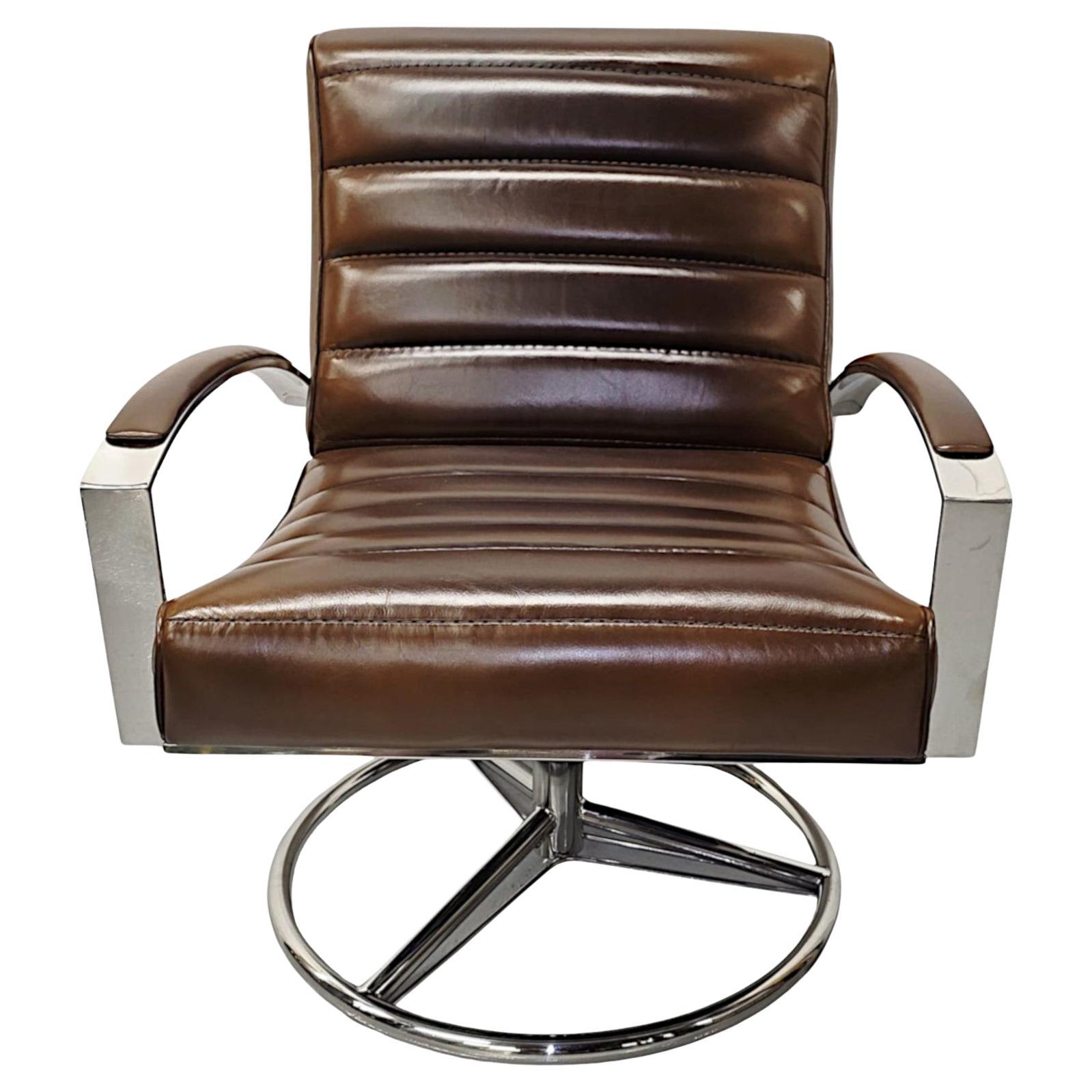 Una splendida poltrona girevole in pelle e cromo in stile Mid Century