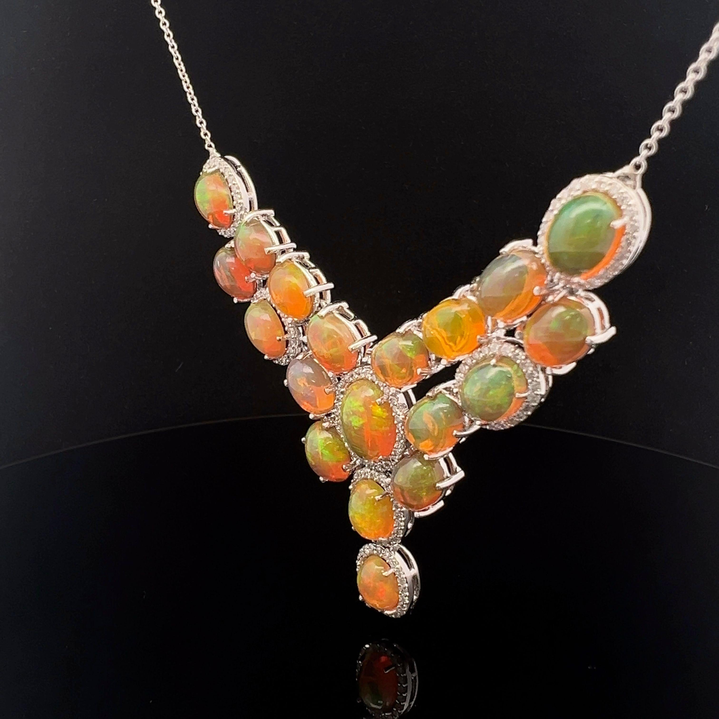 A stunning Natural Opal Diamond necklace with gold In New Condition For Sale In New York, NY