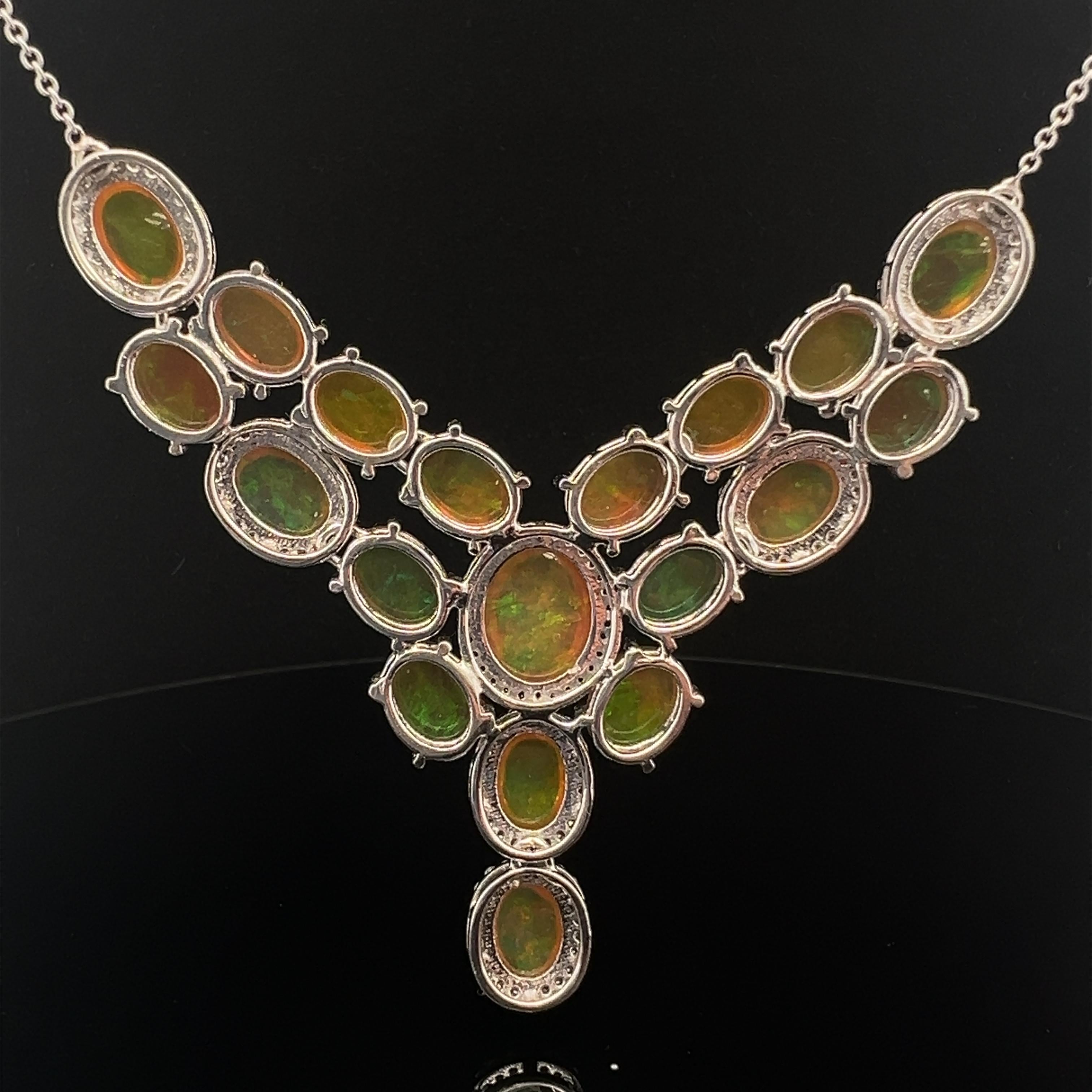 Un superbe collier d'opales naturelles et de diamants en or Pour femmes en vente