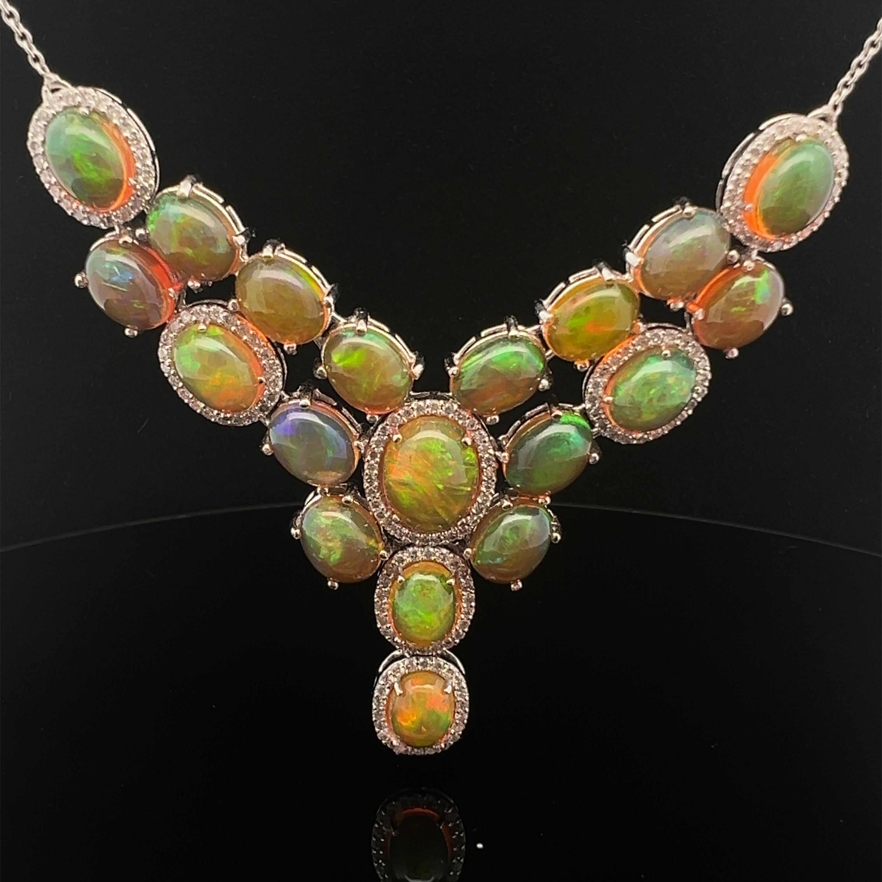 A stunning Natural Opal Diamond necklace with gold For Sale 1