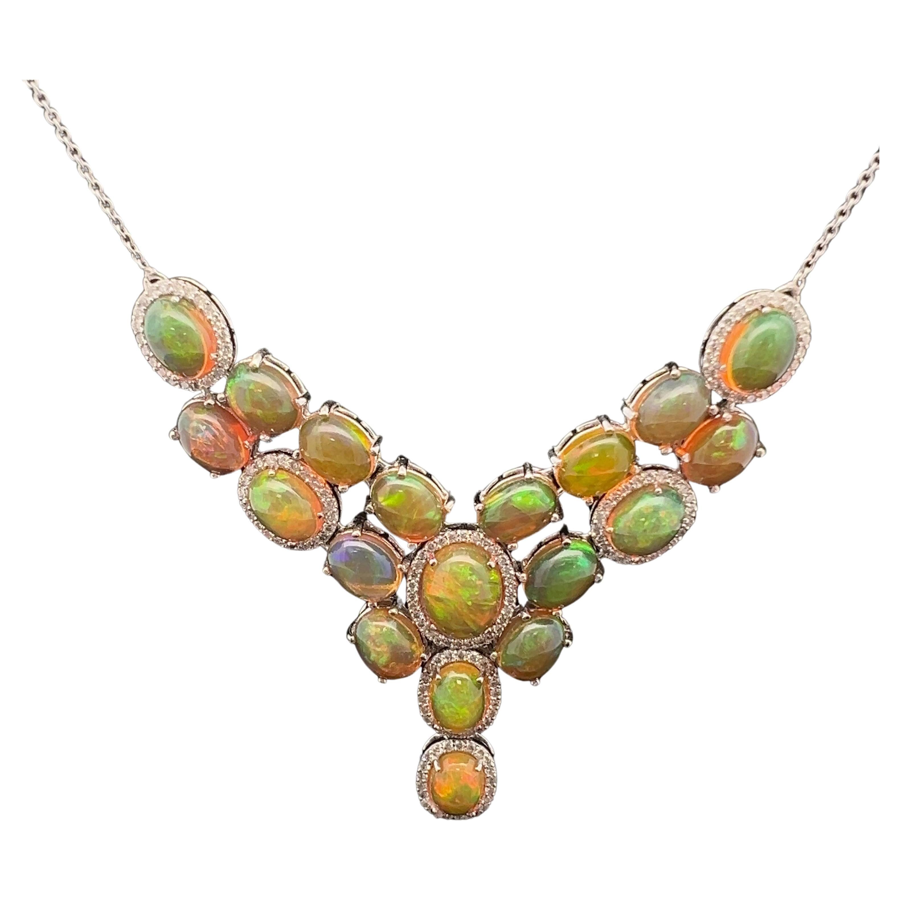 Ein atemberaubender natürlicher Opal-Diamant-Halskette mit Gold im Angebot