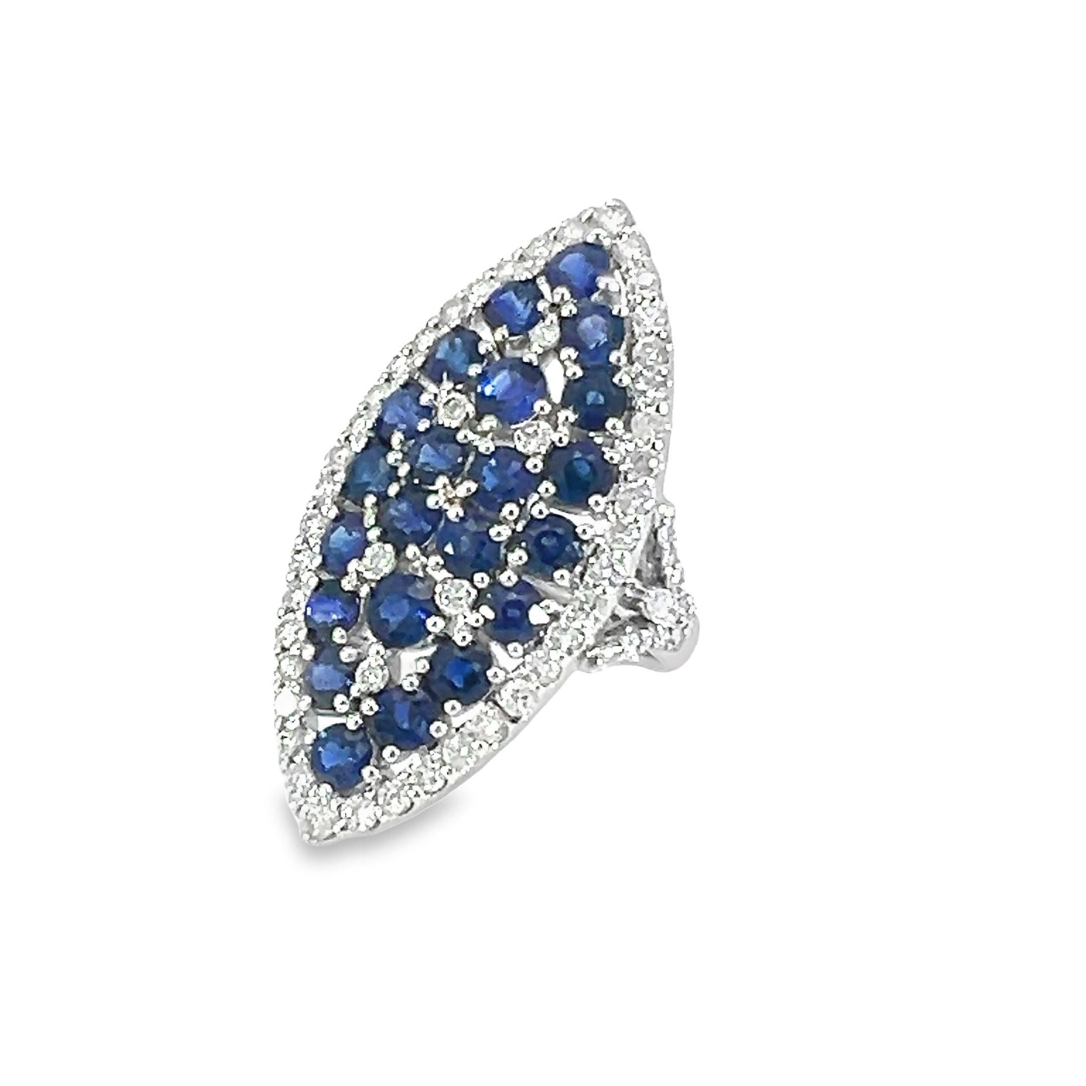 Round Cut A stunning natural Sapphire Diamond Ring With 18Kt gold For Sale