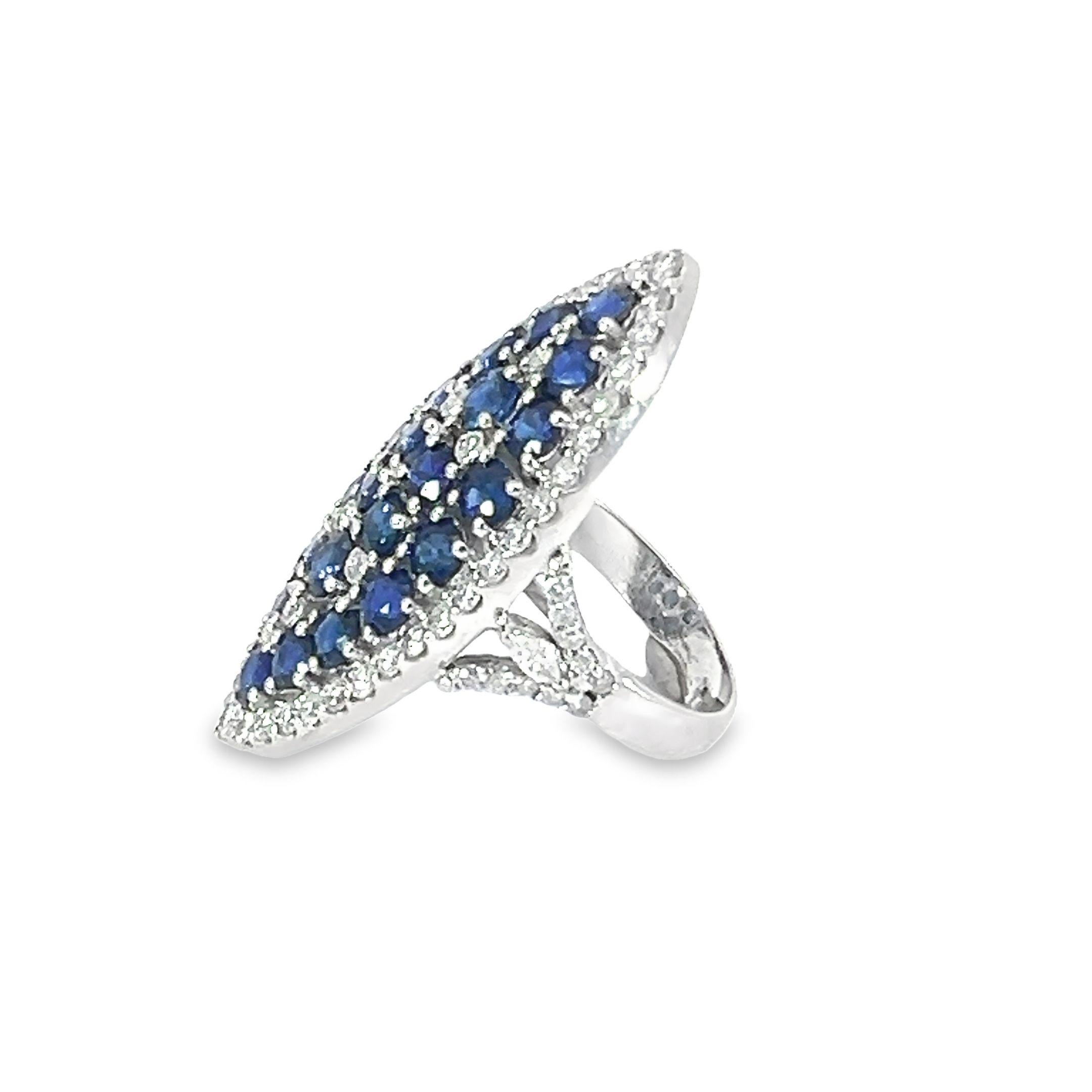 Women's A stunning natural Sapphire Diamond Ring With 18Kt gold For Sale