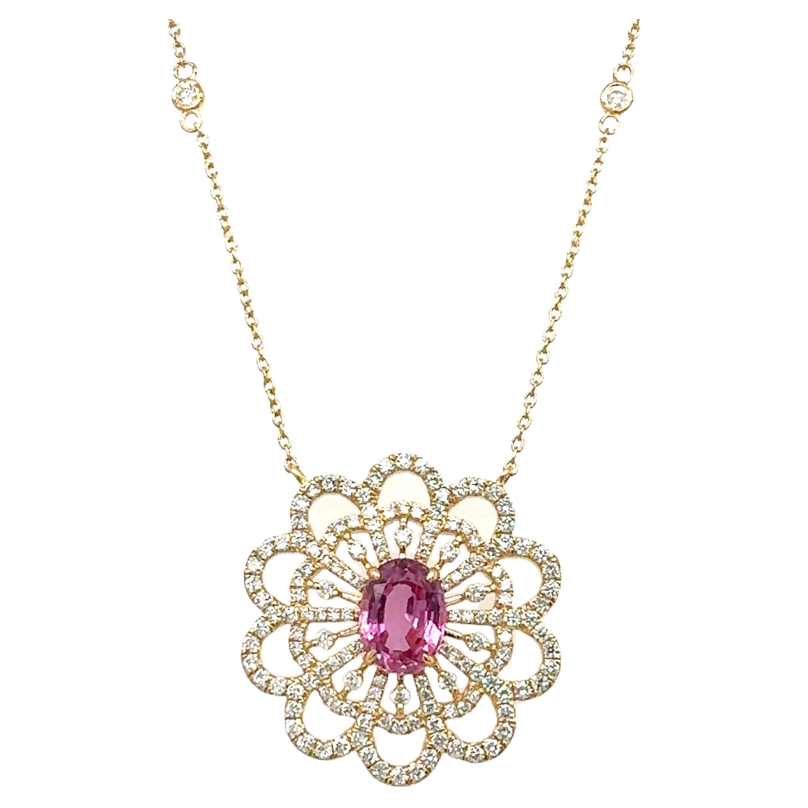 Una splendida collana di zaffiro rosa naturale con diamante