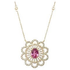 Un impresionante collar de zafiro rosa natural con diamante