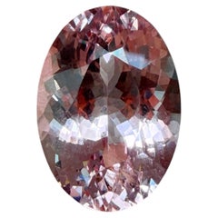 Une magnifique Morganite de forme ovale et de couleur rose orangée de 11,86ct.