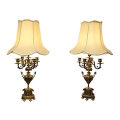 Une superbe paire de candélabres en laiton du XIXe siècle transformés en lampes de table