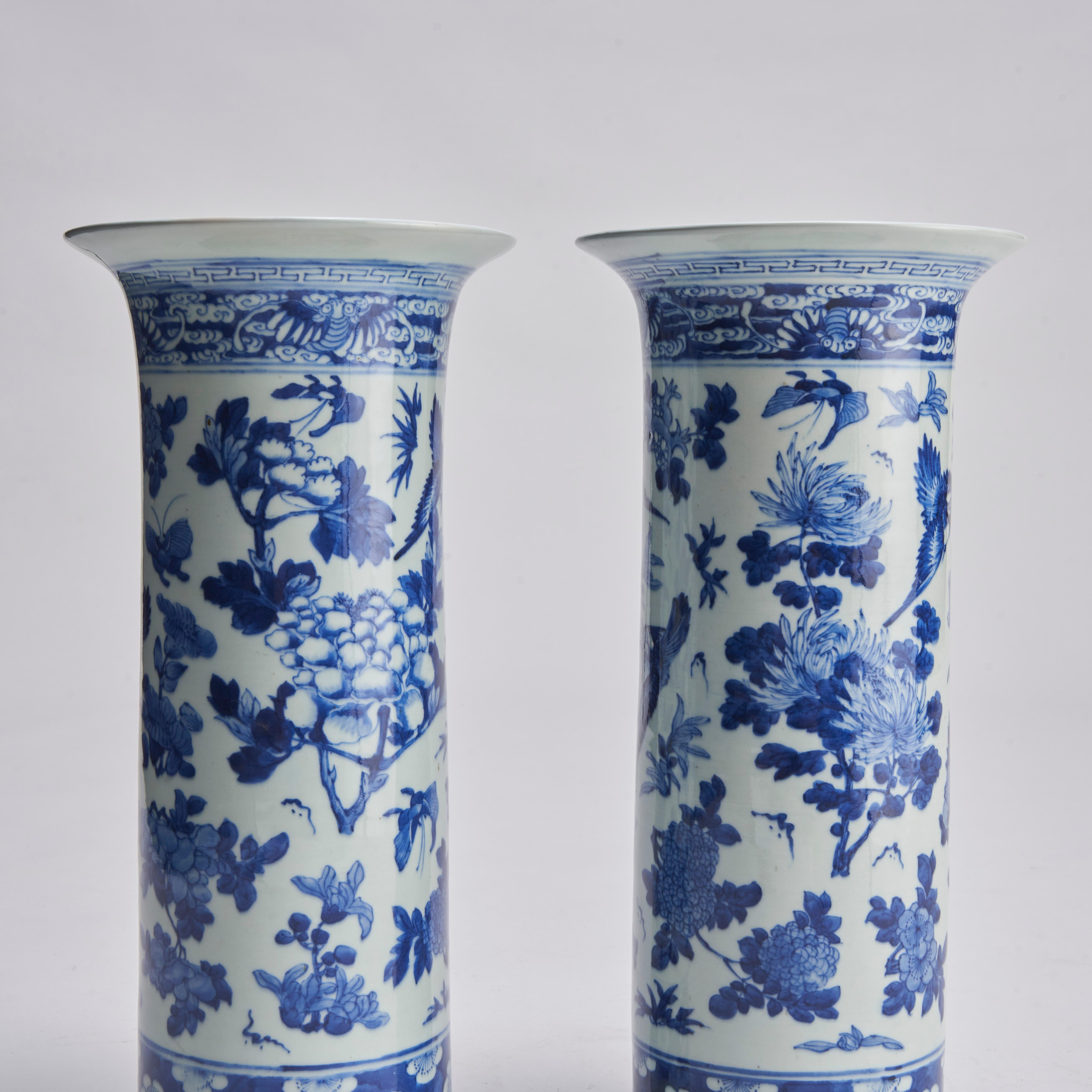 A stunning pair of 19th Century flare-topped blue and white porcelain vases (Cir In Good Condition For Sale In London, GB