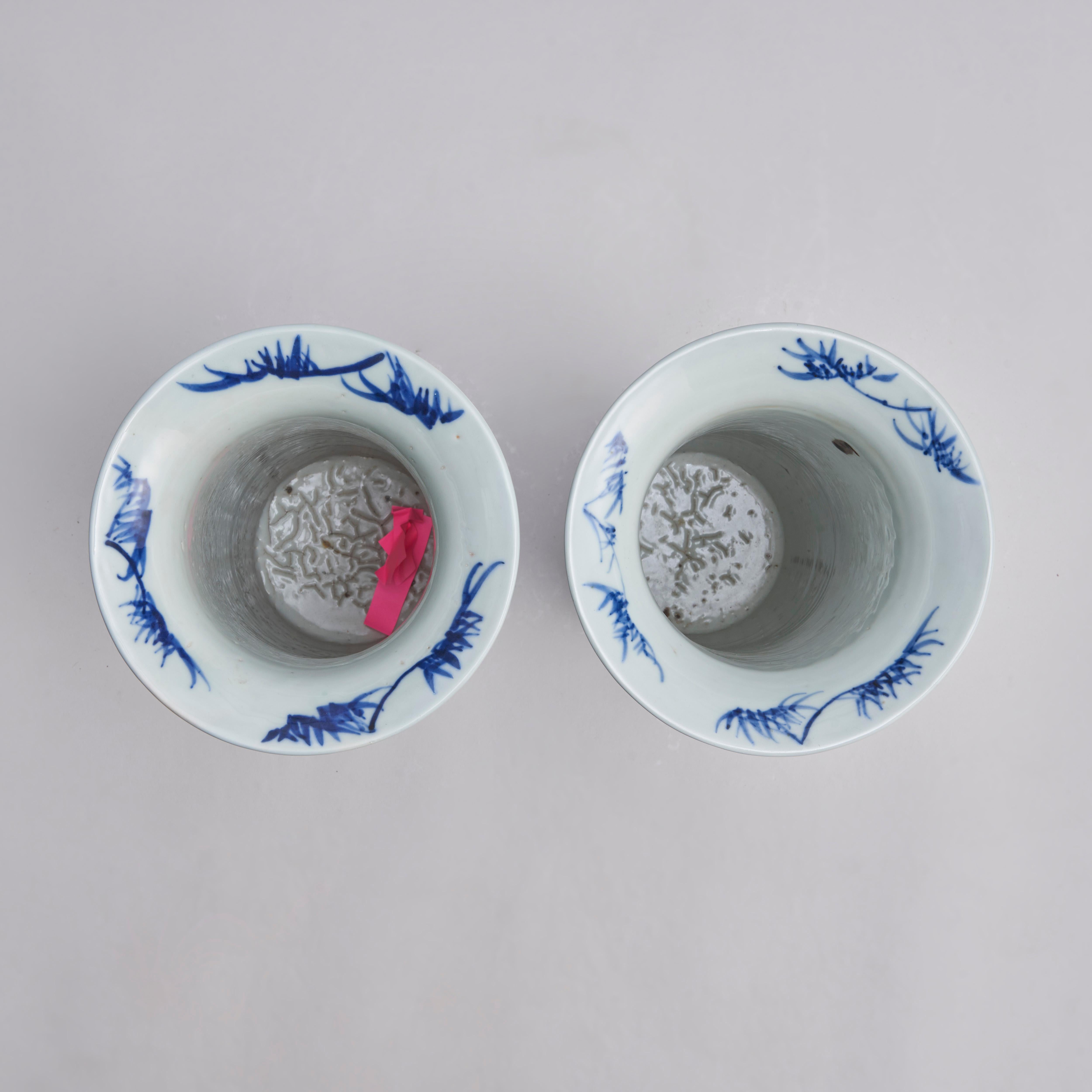 Une superbe paire de vases en porcelaine bleue et blanche du 19ème siècle en vente 3