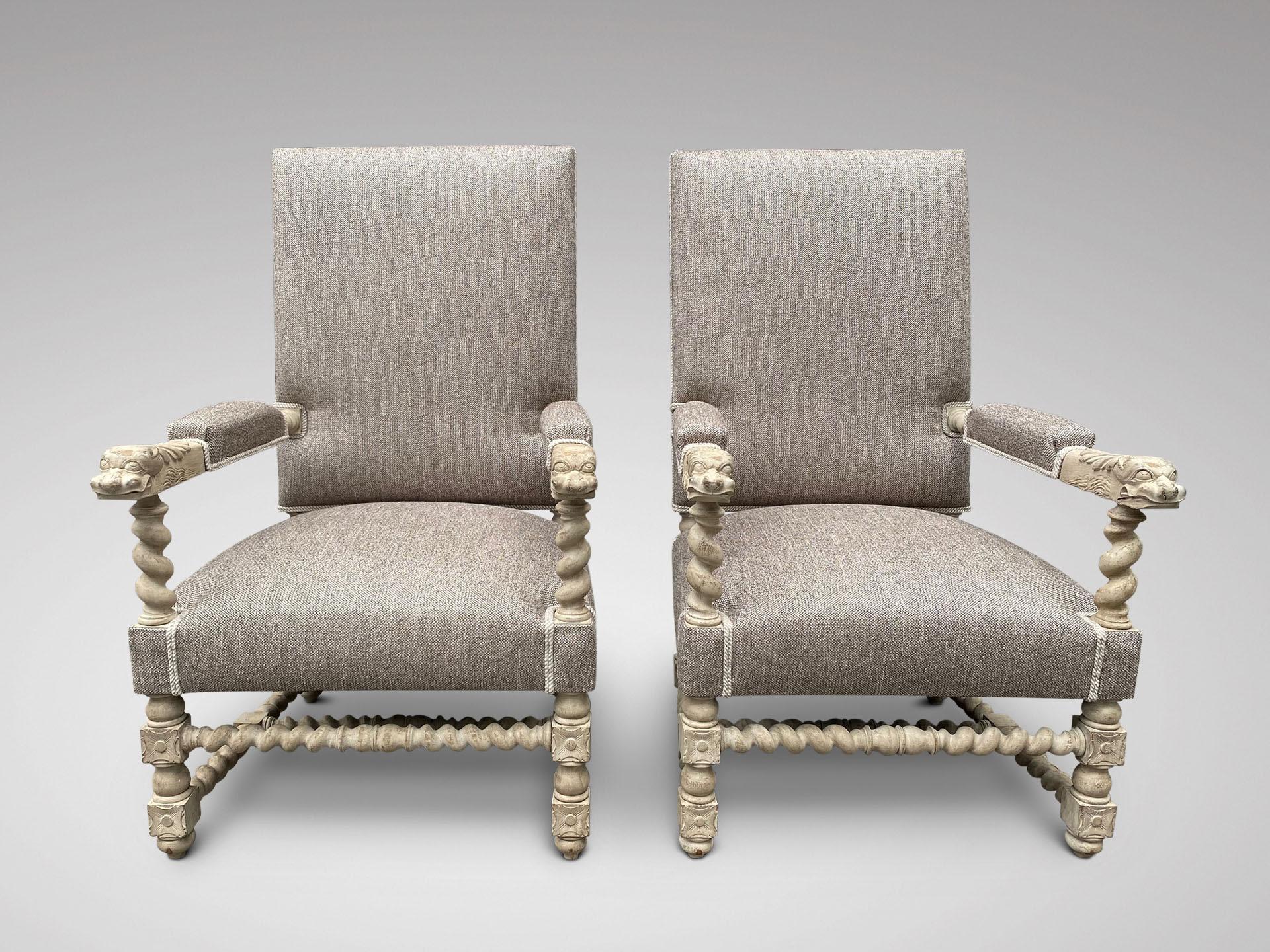 Paire de fauteuils anciens de style Louis XVI, de grande qualité, en noyer français, sculptés et rembourrés. Le dossier et l'assise sont rembourrés et reliés à des bras à tête de lion sculptés sous des supports en torsion d'orge et une base de