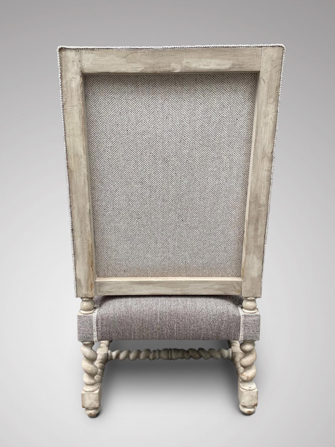 Tissu d'ameublement Superbe paire de grands fauteuils rembourrés en noyer sculpté français du 19ème siècle en vente