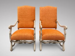 Splendida coppia di poltrone in legno di noce antico francese del XIX secolo e rivestite