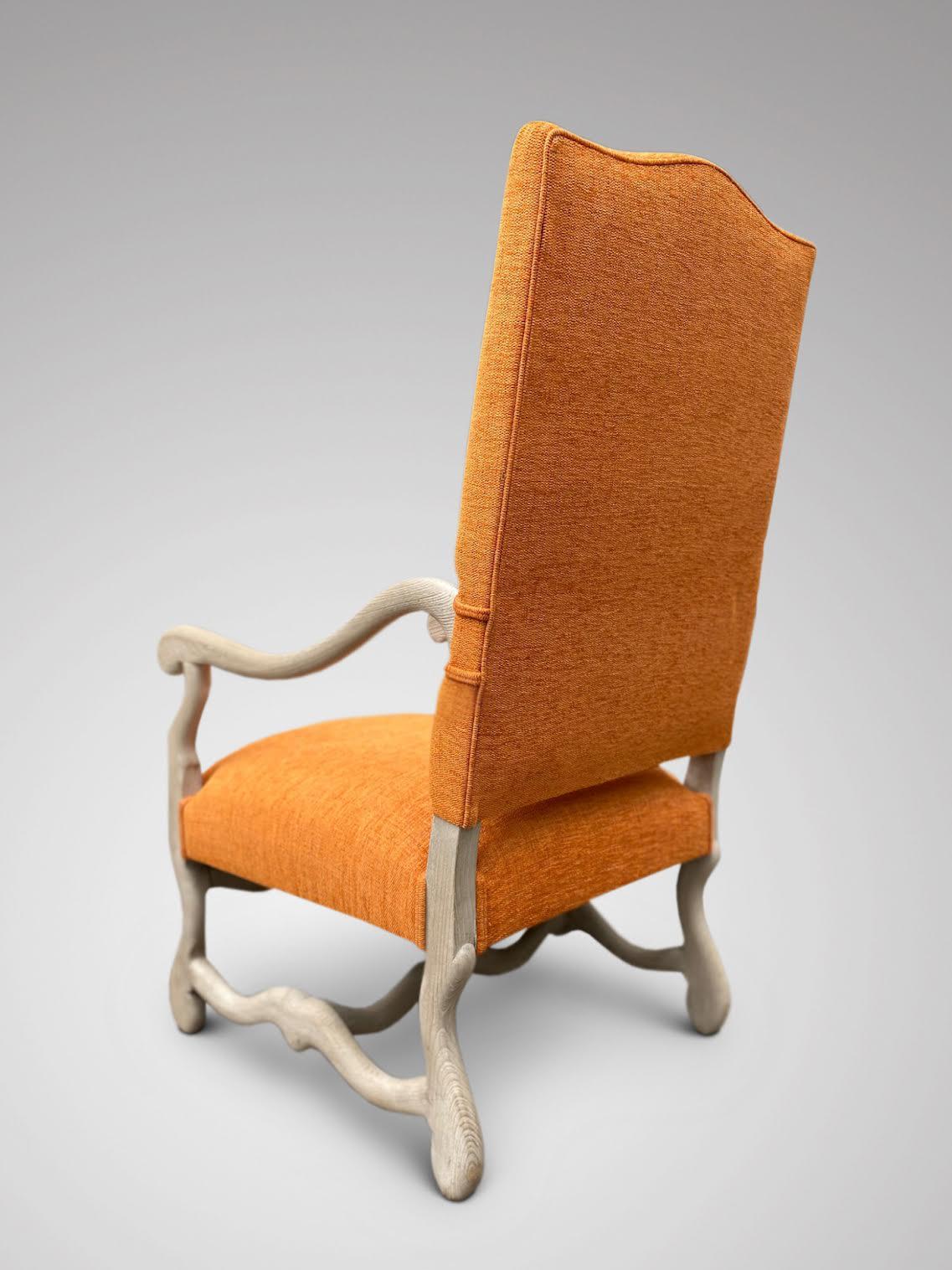 Blanchi Paire d'étonnantes fauteuils français anciens du 19ème siècle en noyer et tapissés en vente