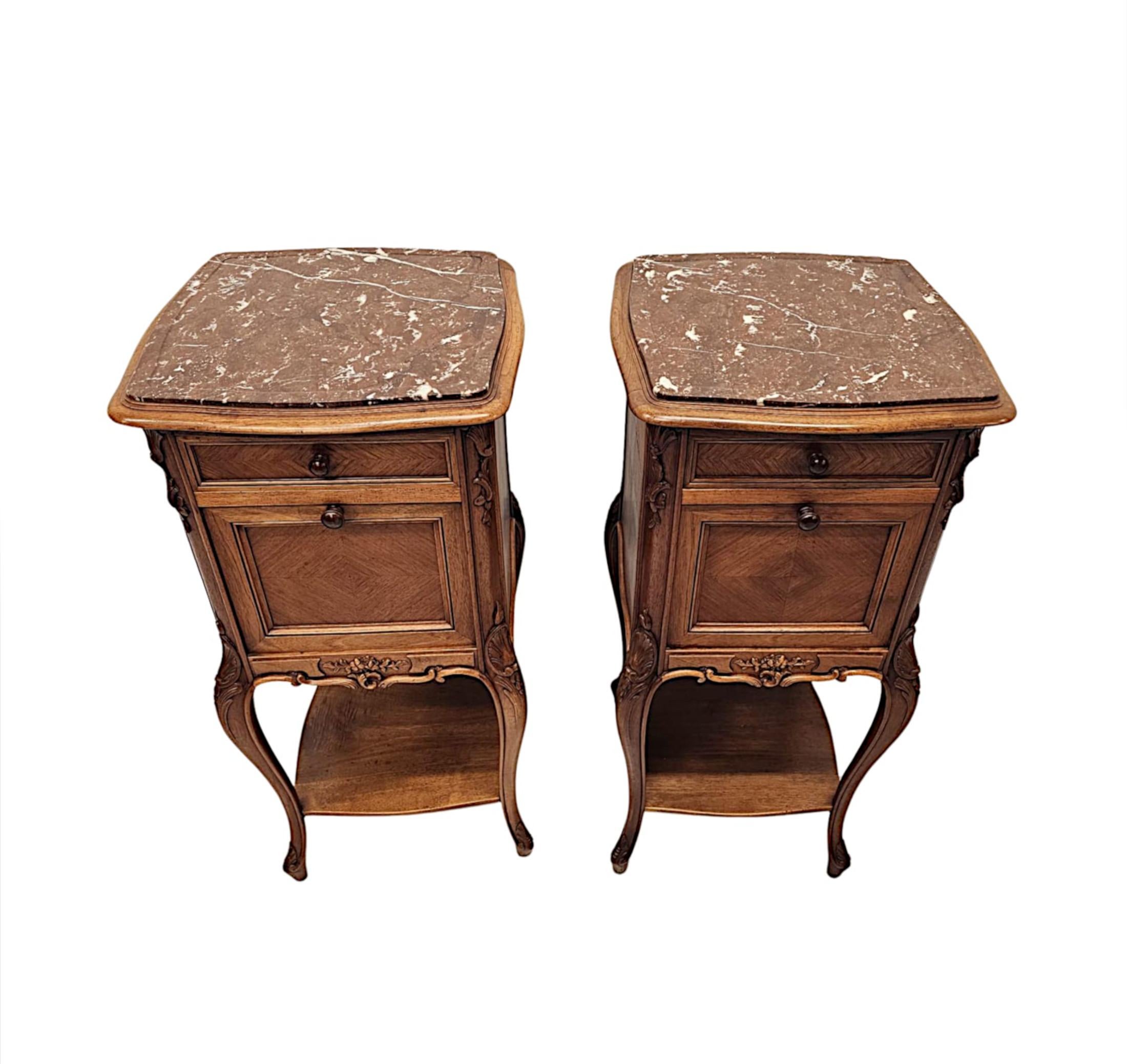 Una splendida coppia di comodini in noce del XIX secolo, finemente intagliati a mano e di qualità eccezionale, con una patina favolosamente ricca, venatura fine e impiallacciatura a quarto di dollaro.  Il piano in marmo Rossa Levante, di forma