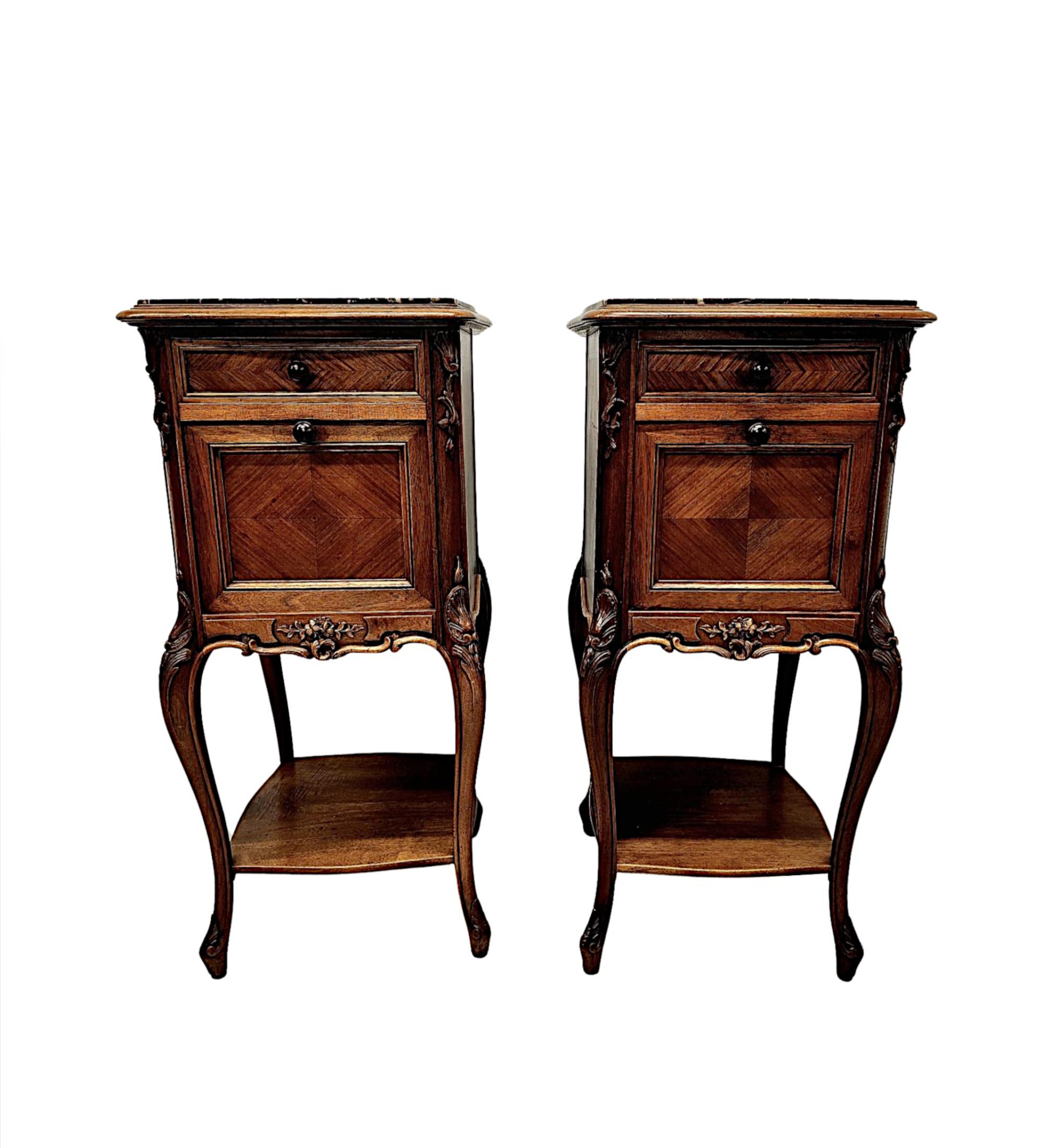 Francese Una splendida coppia di comodini in noce con piano in marmo del XIX secolo in vendita
