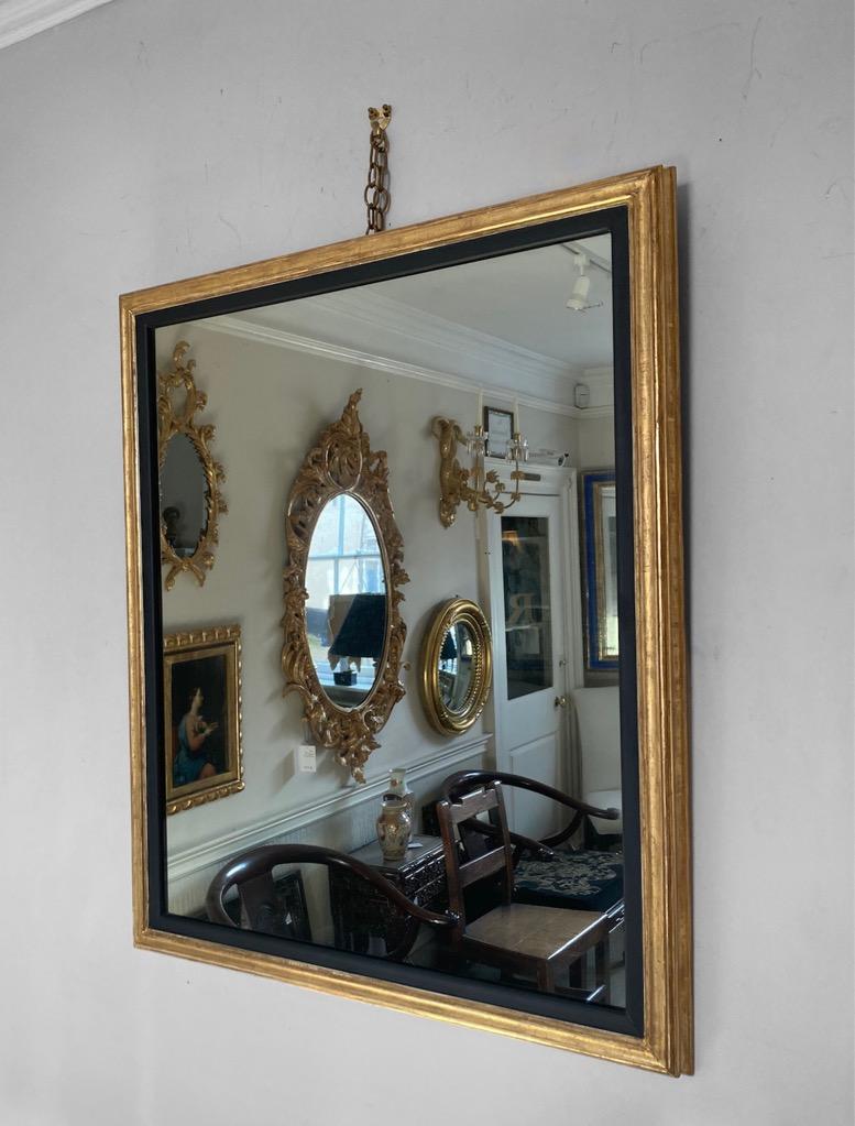 Atemberaubendes Paar vergoldeter Holzspiegel mit Glas und späteren Rahmen aus dem 19. Jahrhundert (Vergoldet) im Angebot