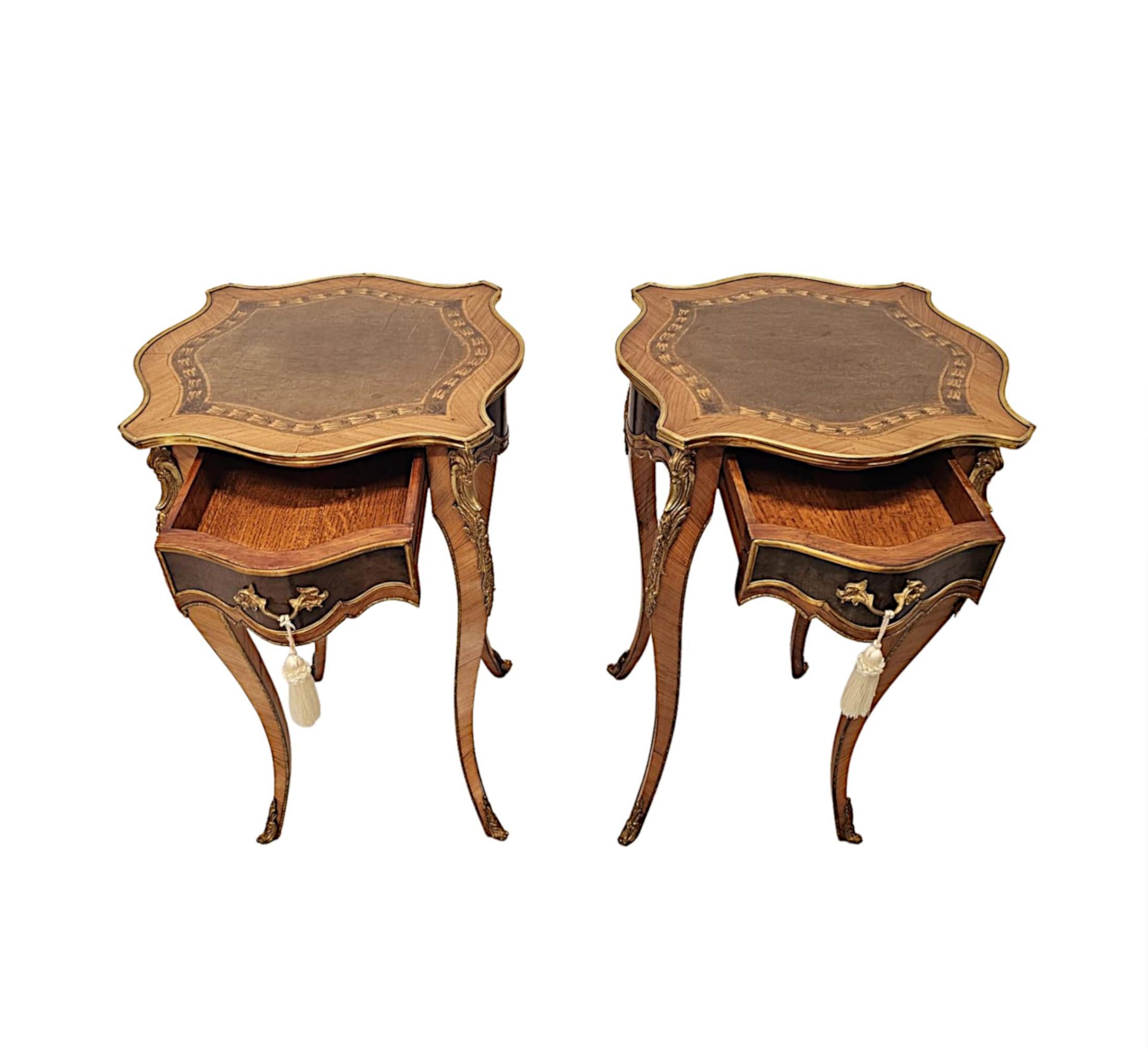 Impresionante pareja de mesas auxiliares del siglo XX con incrustaciones montadas en ormolu Ormolú en venta