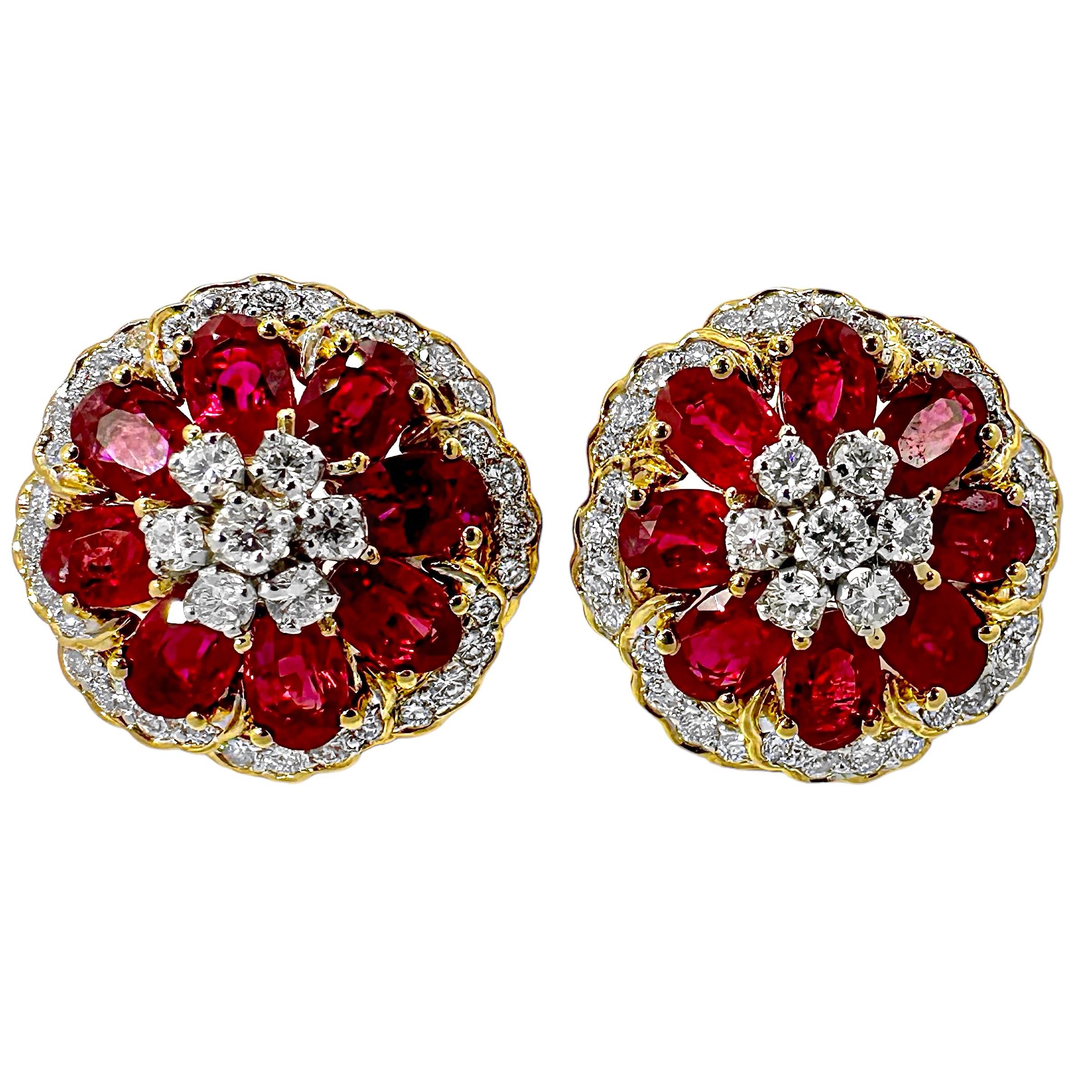 Ein spektakuläres Paar Rubin- und Diamant-Ohrringe aus 18-karätigem Gold, das der Natur ein florales Design entlehnt. Die Hauptattraktion dieser schönen Ohrringe sind die 16 taubenblutroten, ovalen Rubine. Die Ohrringe wurden an das Gemological
