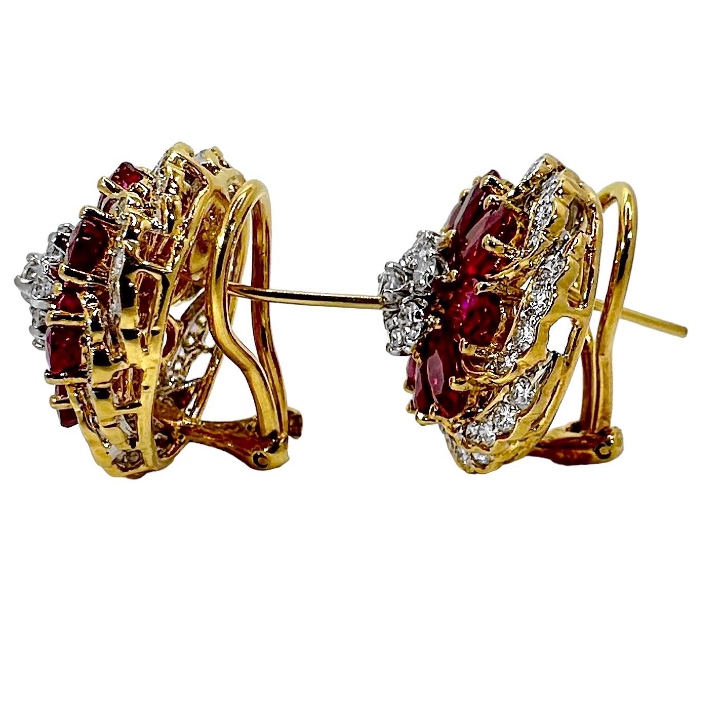 Ein atemberaubendes Paar burmesischer Rubin-Ohrringe aus 18 Karat Gelbgold mit Diamanten (Ovalschliff)