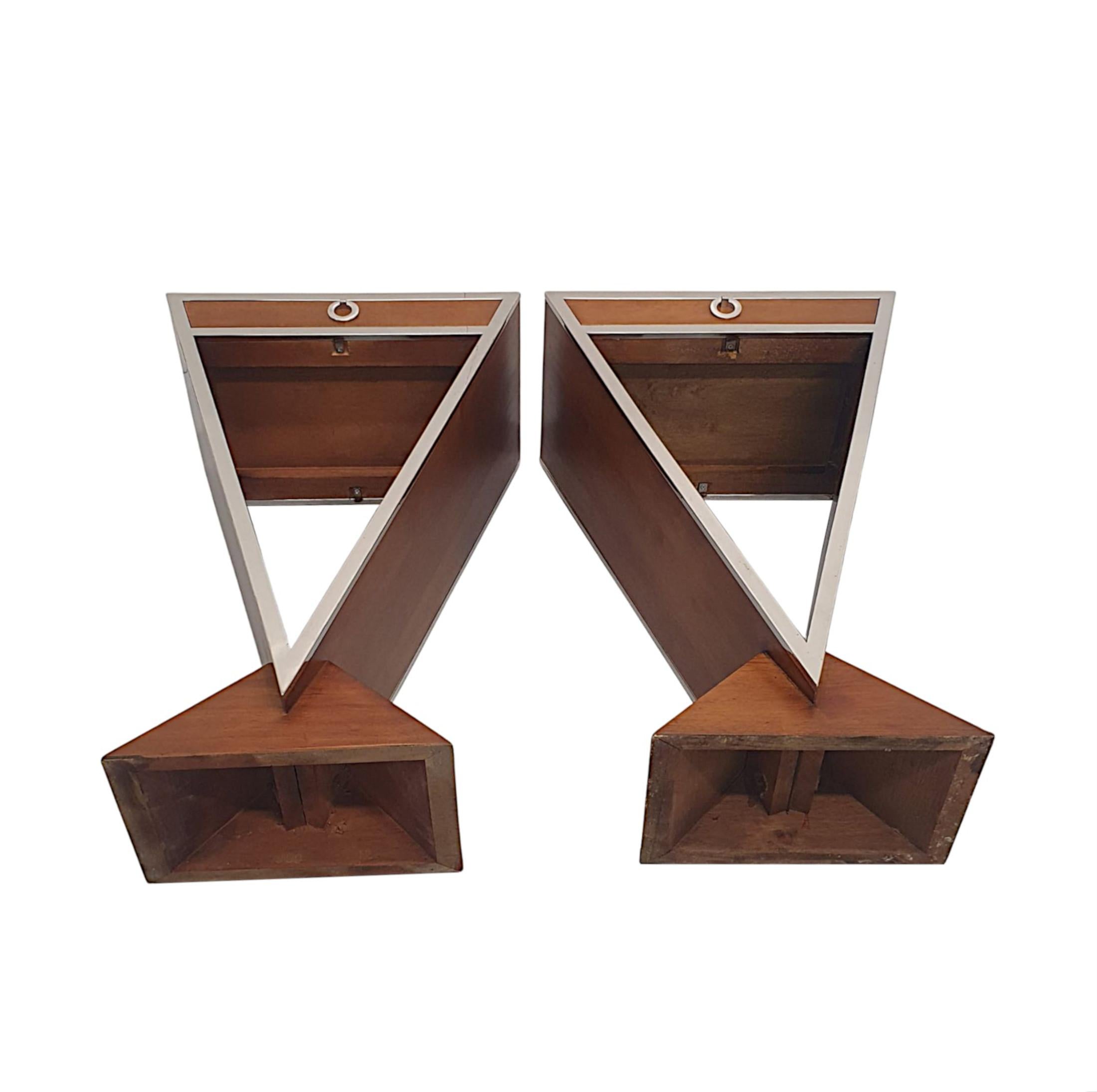 Ein atemberaubendes Paar Beistelltische aus Kirschbaumholz und Chrom im Art déco-Stil im Art déco-Stil im Angebot 1