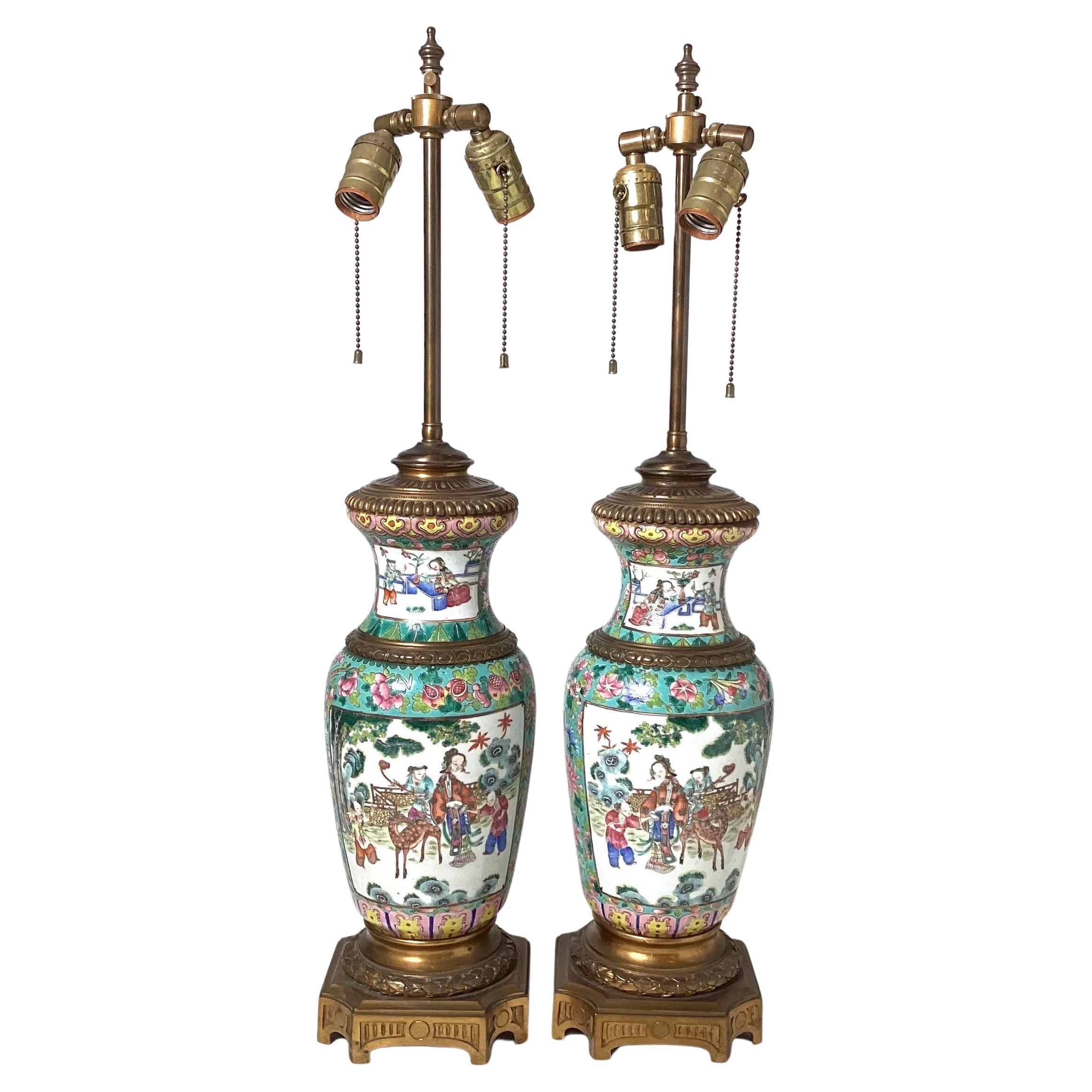 Paire d'étonnantes lampes montées sur bronze d'exportation chinoise du début du 19e siècle en vente