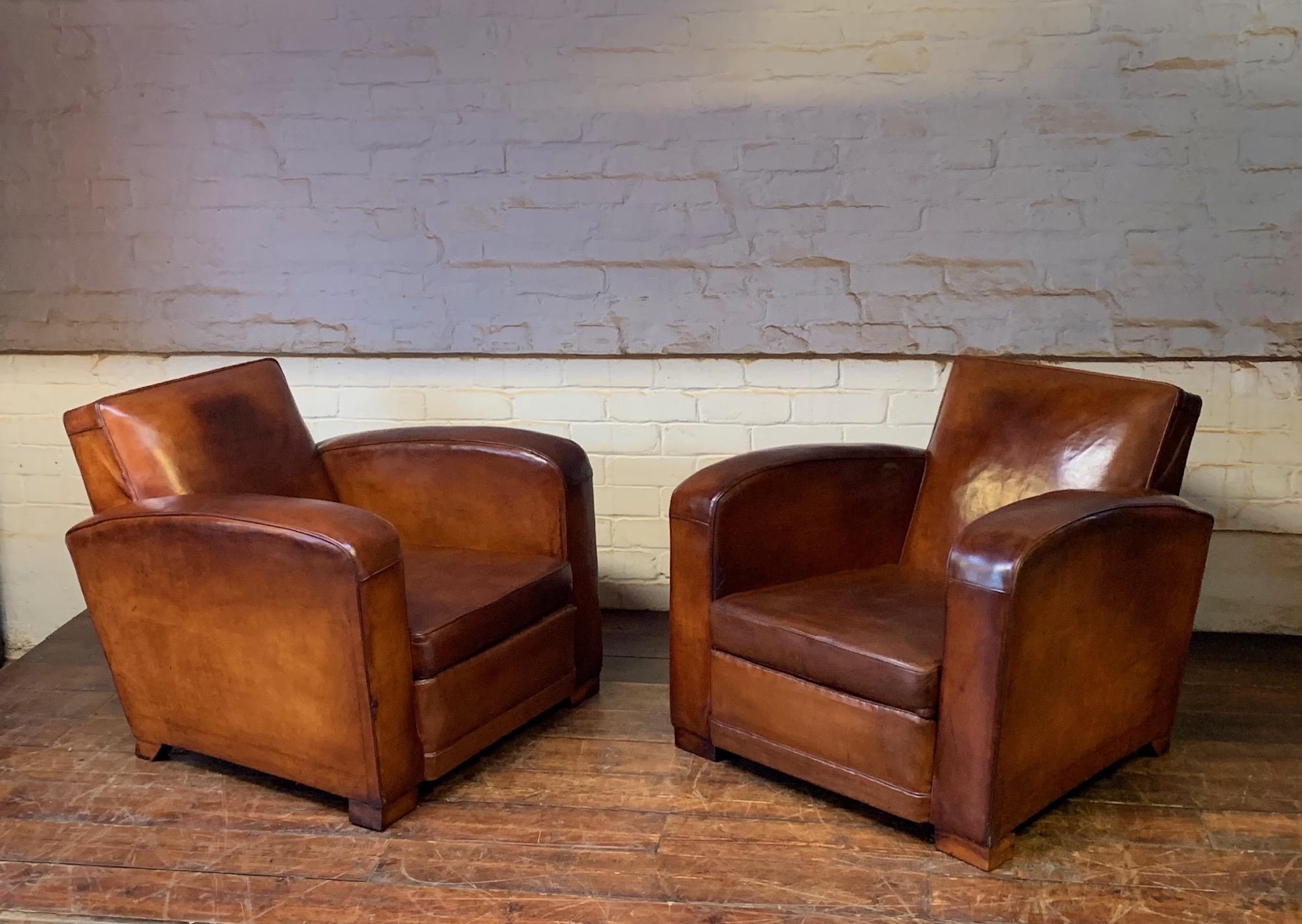 Coppia di splendide poltrone da club in pelle francesi, attribuite a Jacques Adnet, circa anni '50

Questa meravigliosa coppia di sedie conserva ancora tutta la pelle originale, che è invecchiata magnificamente. Le sedie sono perfettamente