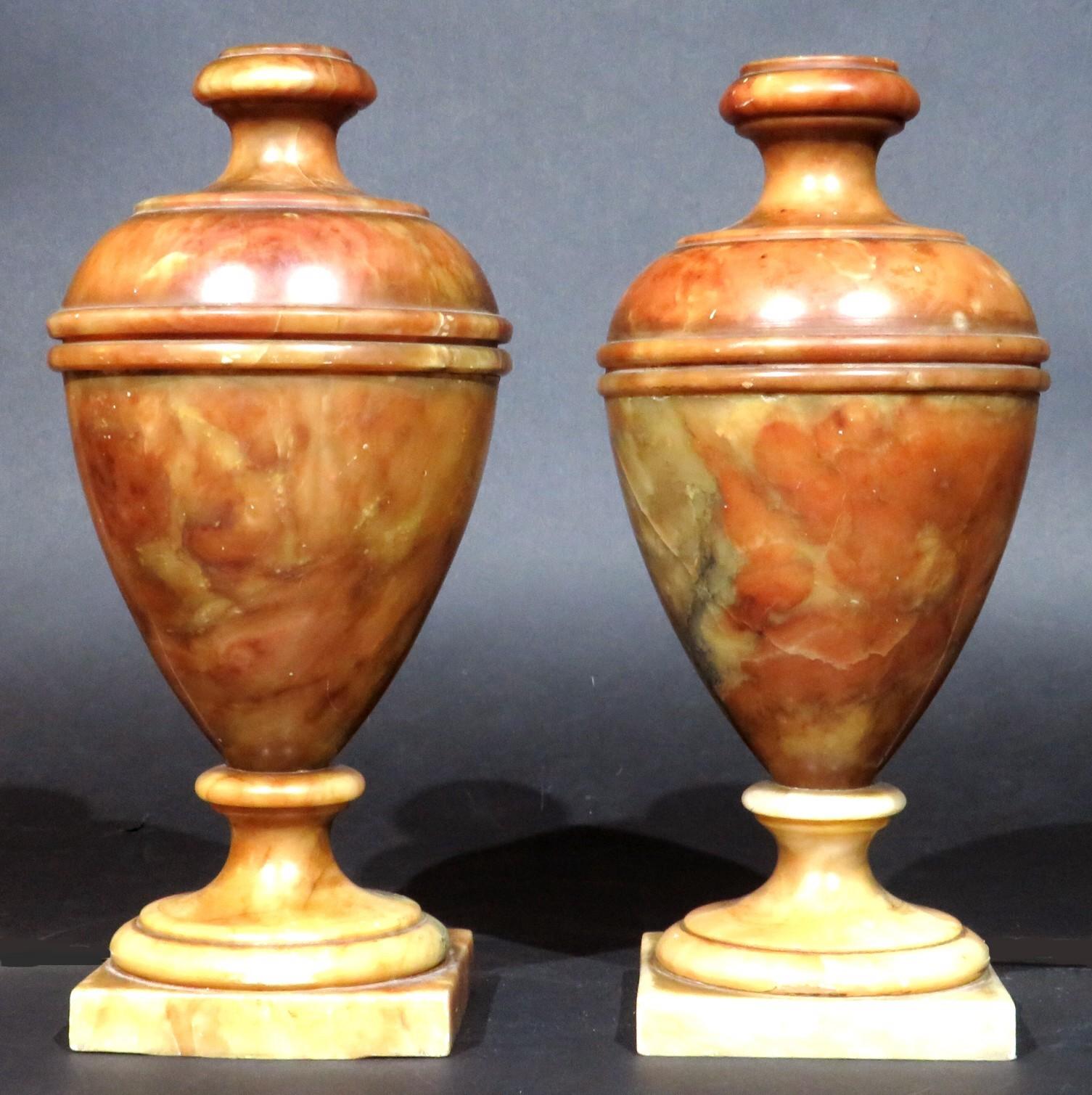 Une très belle paire de lampes d'appoint / de table en albâtre hautement figuré. Les deux corps translucides, en forme de vase, ont conservé leurs couvercles ajustés d'origine. Ils reposent sur des socles tournés et des bases équarries. 
La