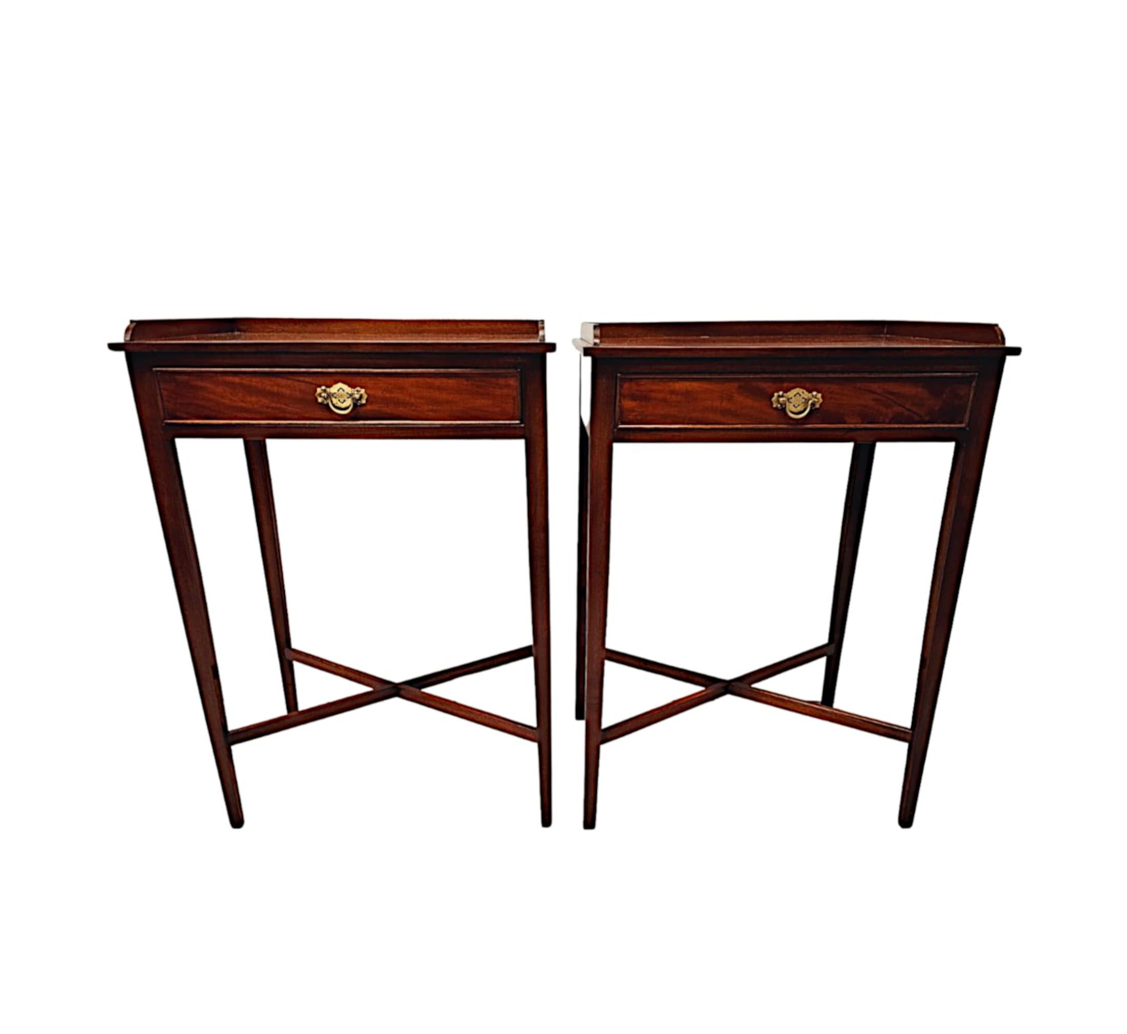 Pareja de Mesas Auxiliares de Caoba Hand Made del Siglo XX Inglés en venta