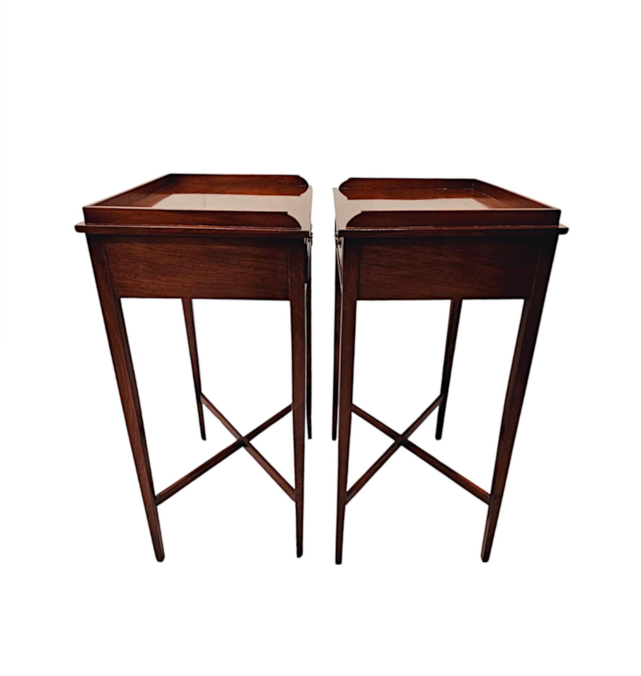 Pareja de Mesas Auxiliares de Caoba Hand Made del Siglo XX siglo XX en venta