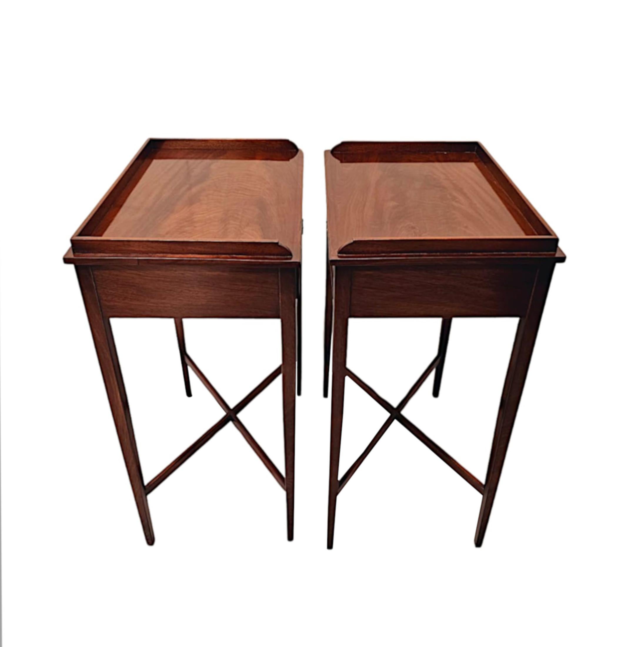 Pareja de Mesas Auxiliares de Caoba Hand Made del Siglo XX Latón en venta