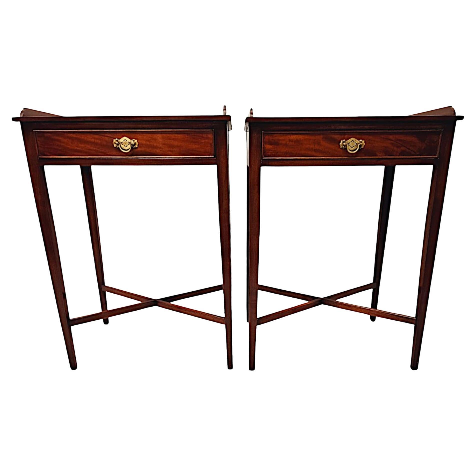 Pareja de Mesas Auxiliares de Caoba Hand Made del Siglo XX en venta