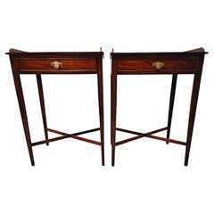 Pareja de Mesas Auxiliares de Caoba Hand Made del Siglo XX