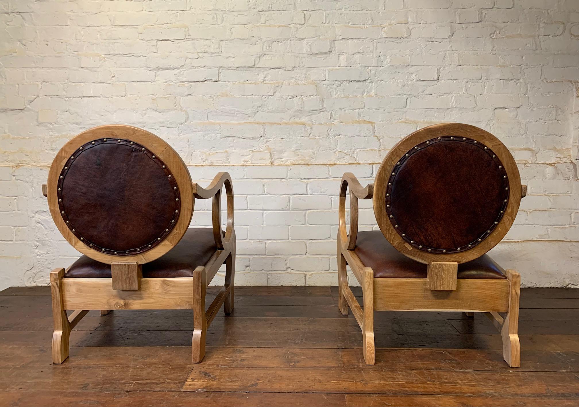 Impresionante pareja de sillas húngaras de nogal y cuero de Lajos Kozma 1884 -1948 en venta 3