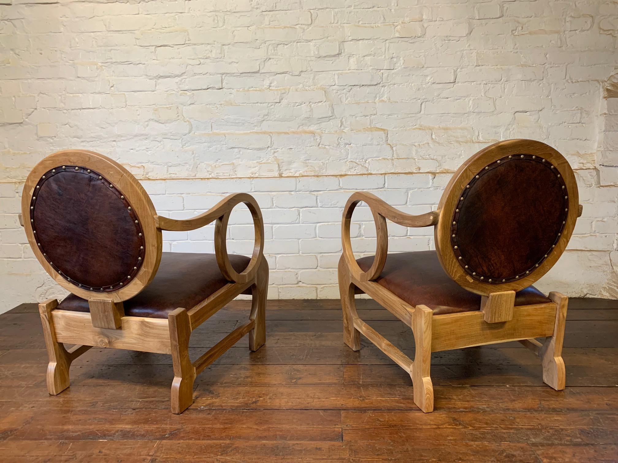 Impresionante pareja de sillas húngaras de nogal y cuero de Lajos Kozma 1884 -1948 en venta 4